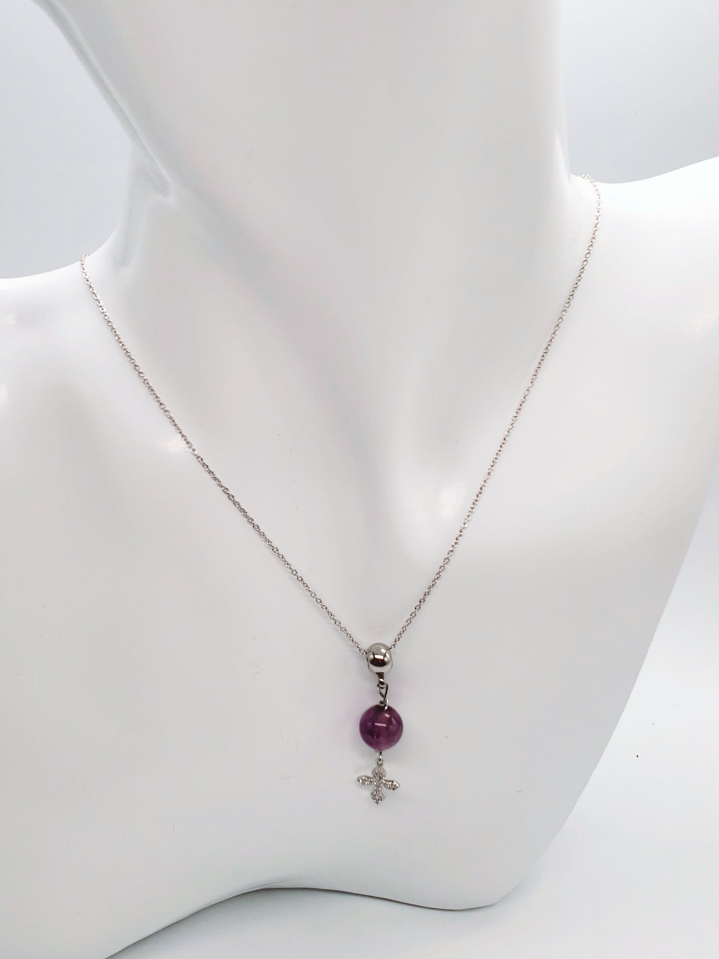 Cadena en 925, presenta un hermoso cuarzo redondo color violeta , con un Colgante de cruz de plata de primera ley con incrustaciones de Piedras  Zirconia .