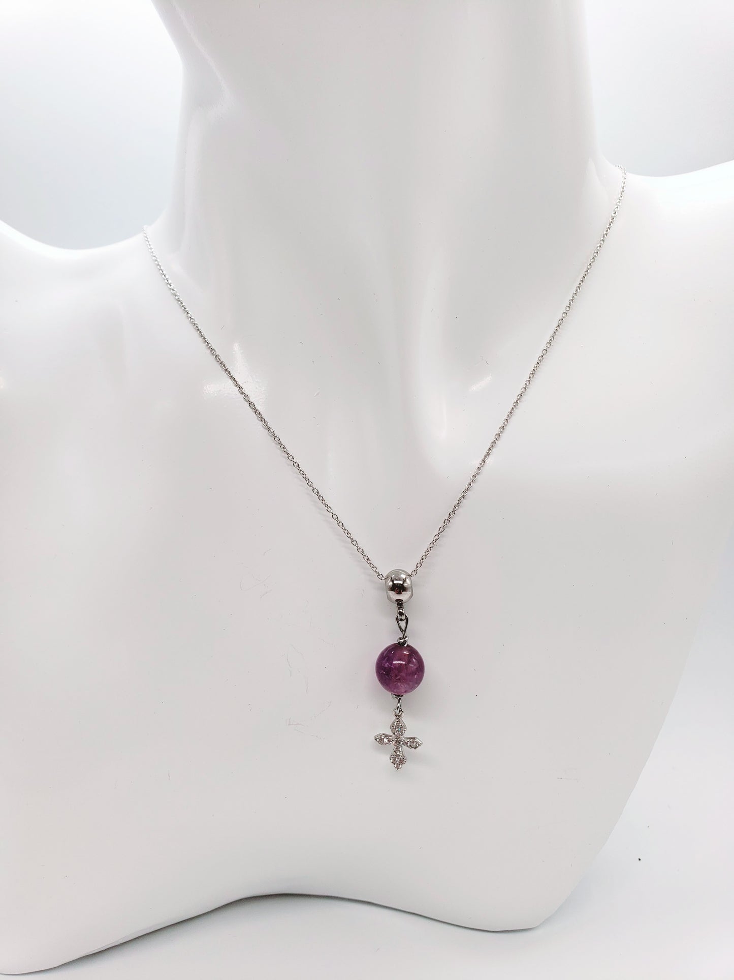 Cadena en 925, presenta un hermoso cuarzo redondo color violeta , con un Colgante de cruz de plata de primera ley con incrustaciones de Piedras  Zirconia .