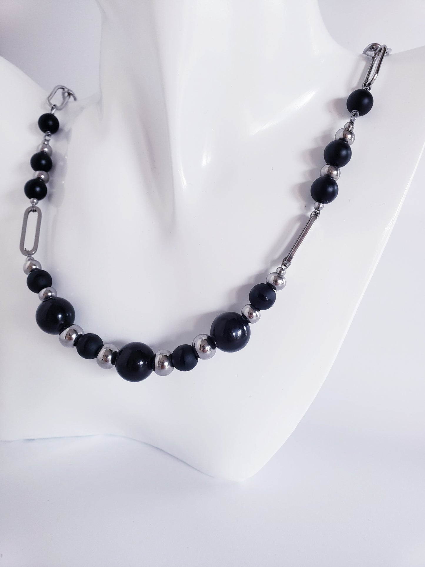 Conjunto de Collar y Aretes está elaborado en acero inoxidable con bellas  piedra de Agata y Onix negra.