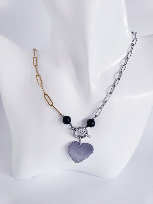 Moderno Collar combina el Color Dorado y el Plata, junto con llamativa piedra preciosa de ónix negro y Un Colgante Capiz en Forma de Corazon… - K.Beloved LLC