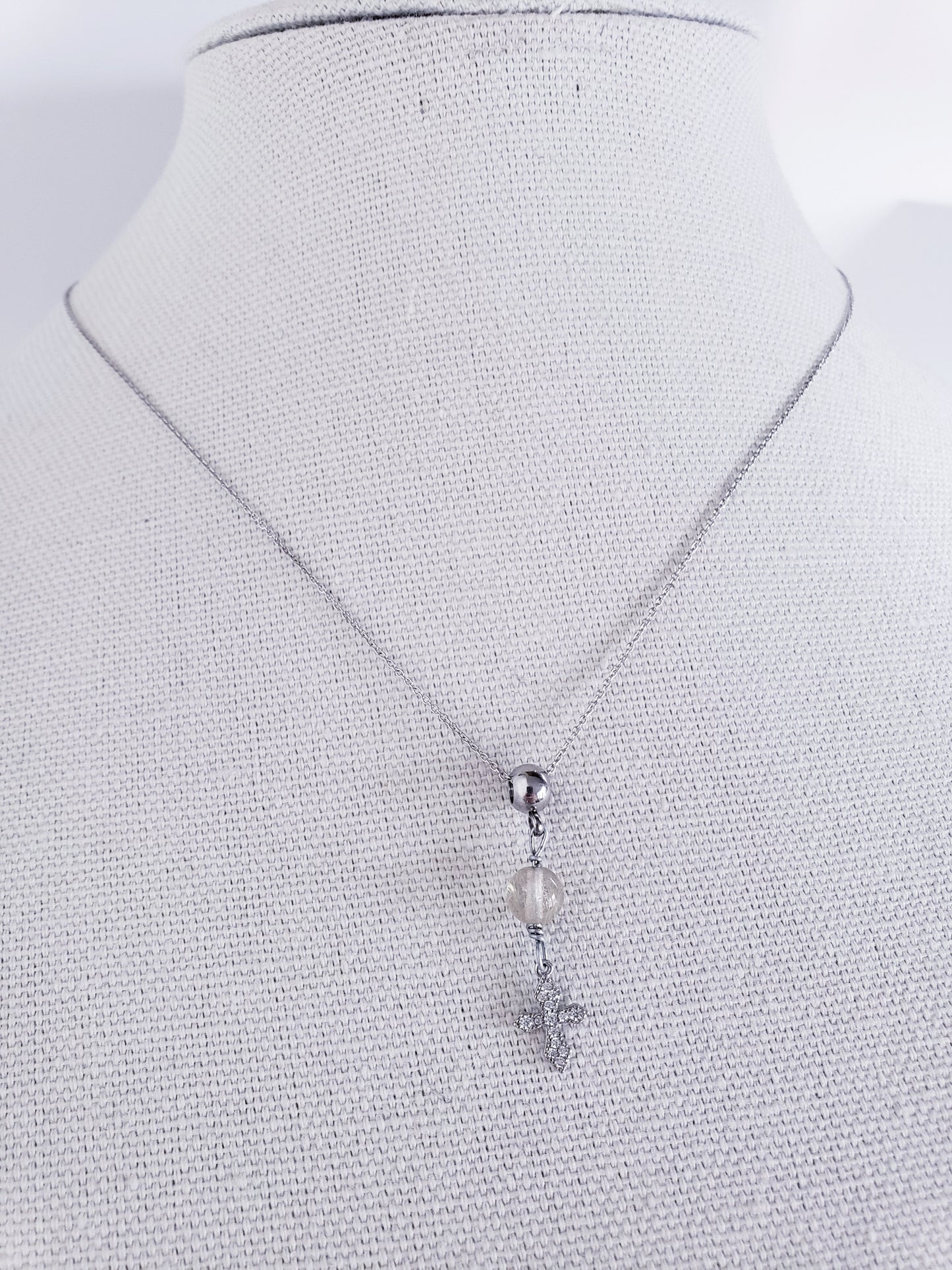 Cadena en 925, presenta un hermoso cuarzo redondo  , con un Colgante de cruz de plata de primera ley con incrustaciones de Piedras  Zirconia . - K.Beloved LLC