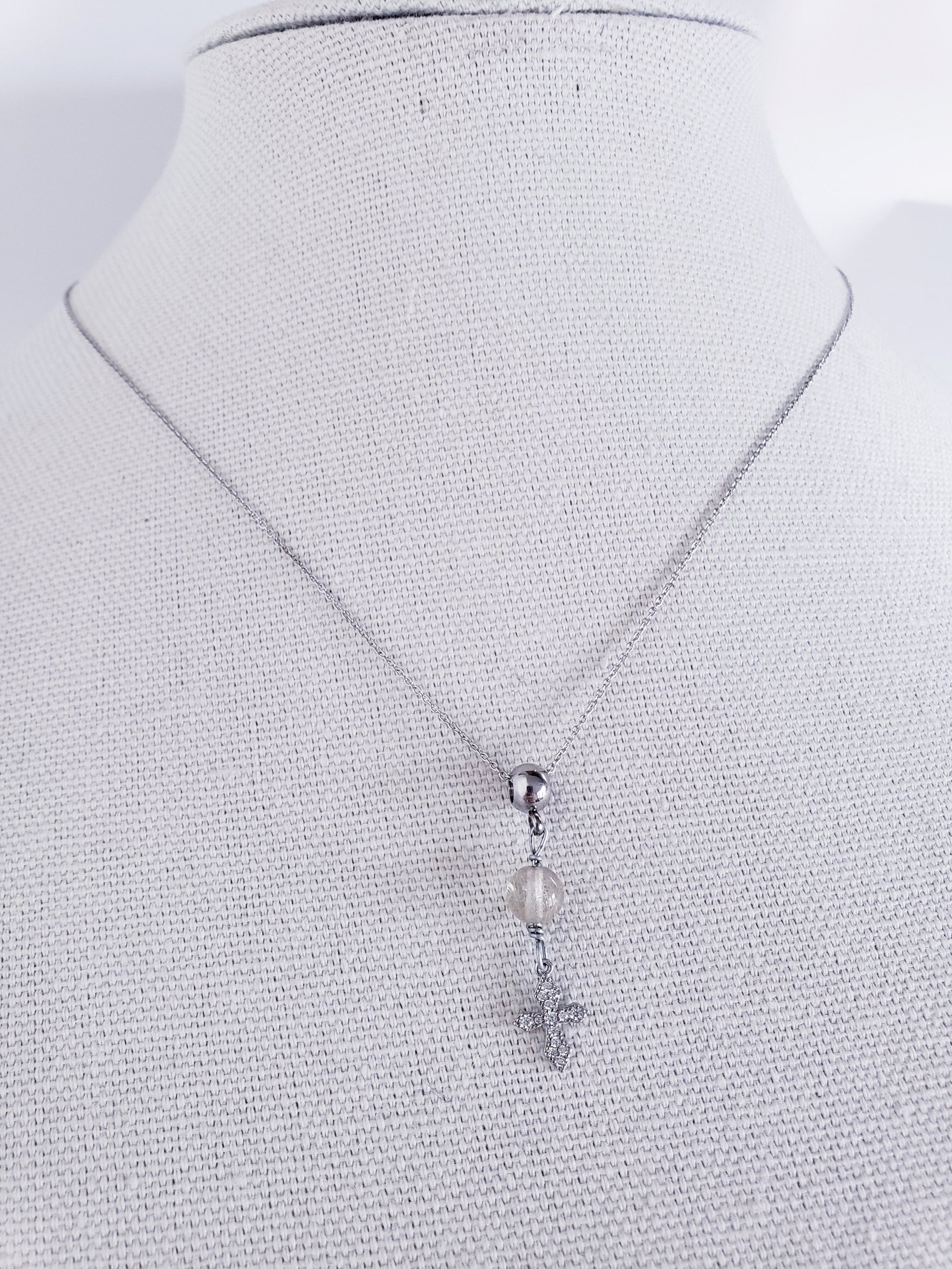 Cadena en 925, presenta un hermoso cuarzo redondo  , con un Colgante de cruz de plata de primera ley con incrustaciones de Piedras  Zirconia . - K.Beloved LLC