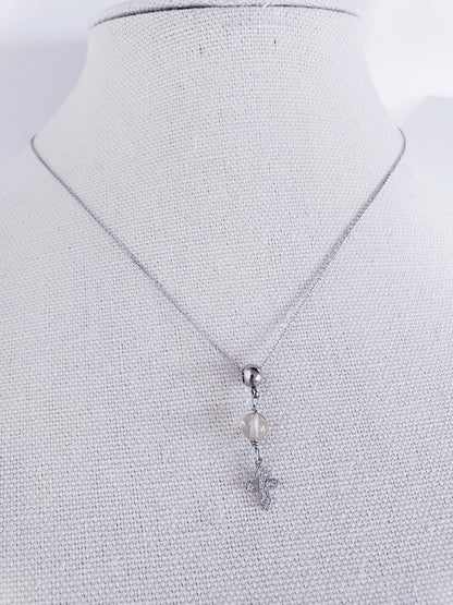 Cadena en 925, presenta un hermoso cuarzo redondo  , con un Colgante de cruz de plata de primera ley con incrustaciones de Piedras  Zirconia . - K.Beloved LLC