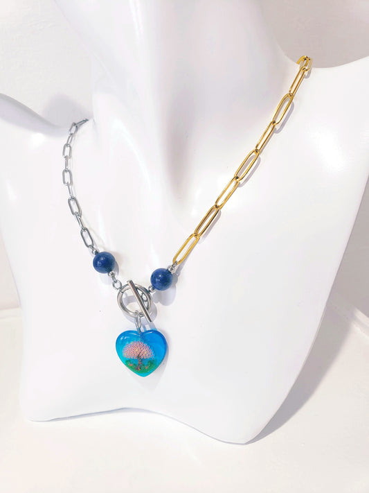 Moderno Collar combina el Color Dorado y el Plata, junto con llamativa piedra preciosa de Lapis Azul   y Un Colgante en Forma de Corazon en Millefiori Glass … - K.Beloved LLC