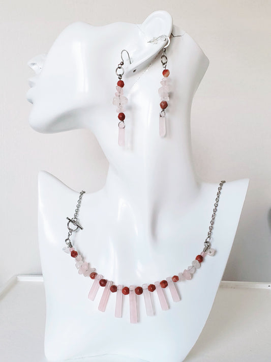 Este conjunto de Collar y Aretes está compuesto por piedras preciosas de cuarzo rosa que aportarán un aspecto suave y delicado - K.Beloved LLC