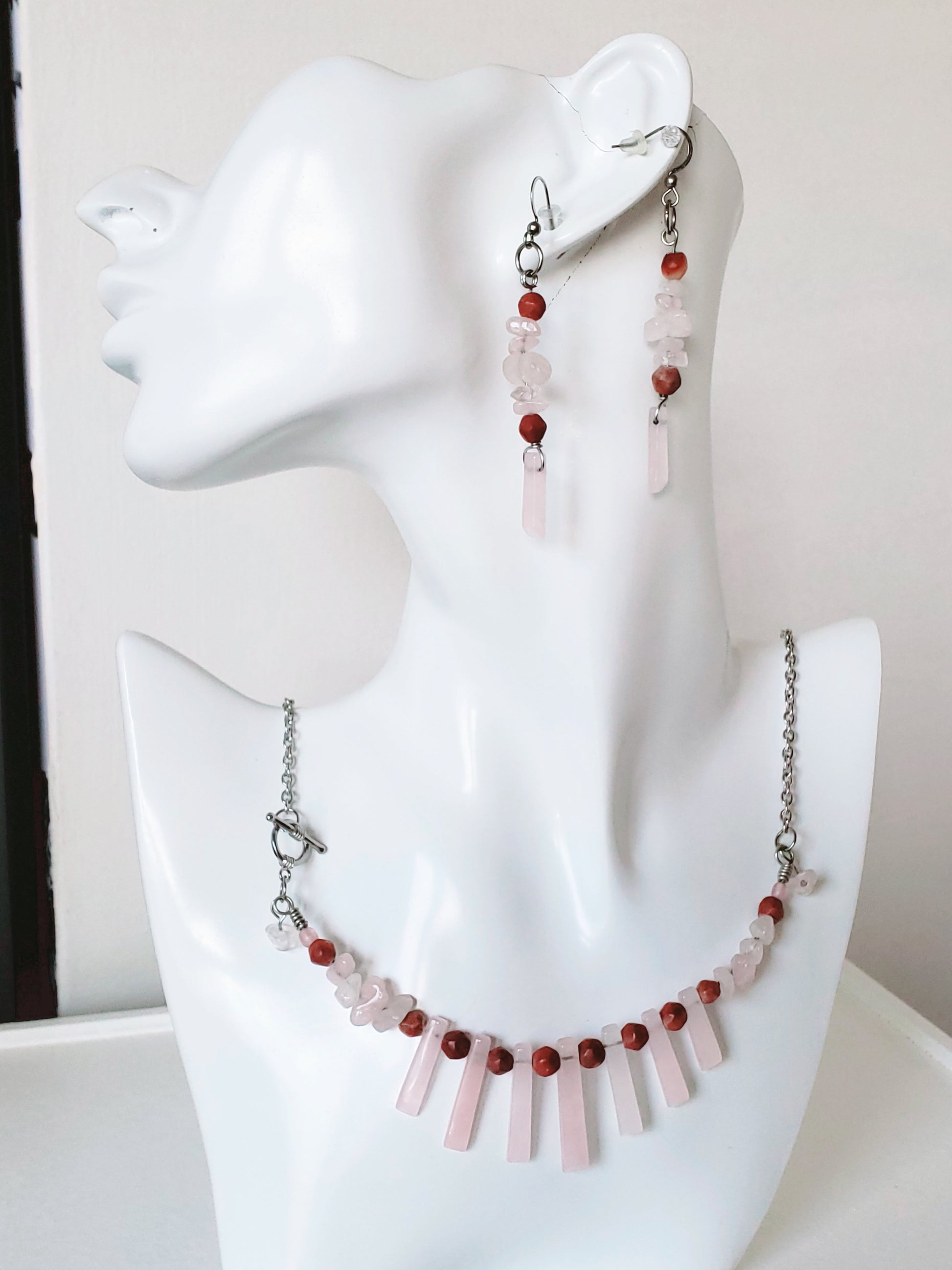 Este conjunto de Collar y Aretes está compuesto por piedras preciosas de cuarzo rosa que aportarán un aspecto suave y delicado - K.Beloved LLC