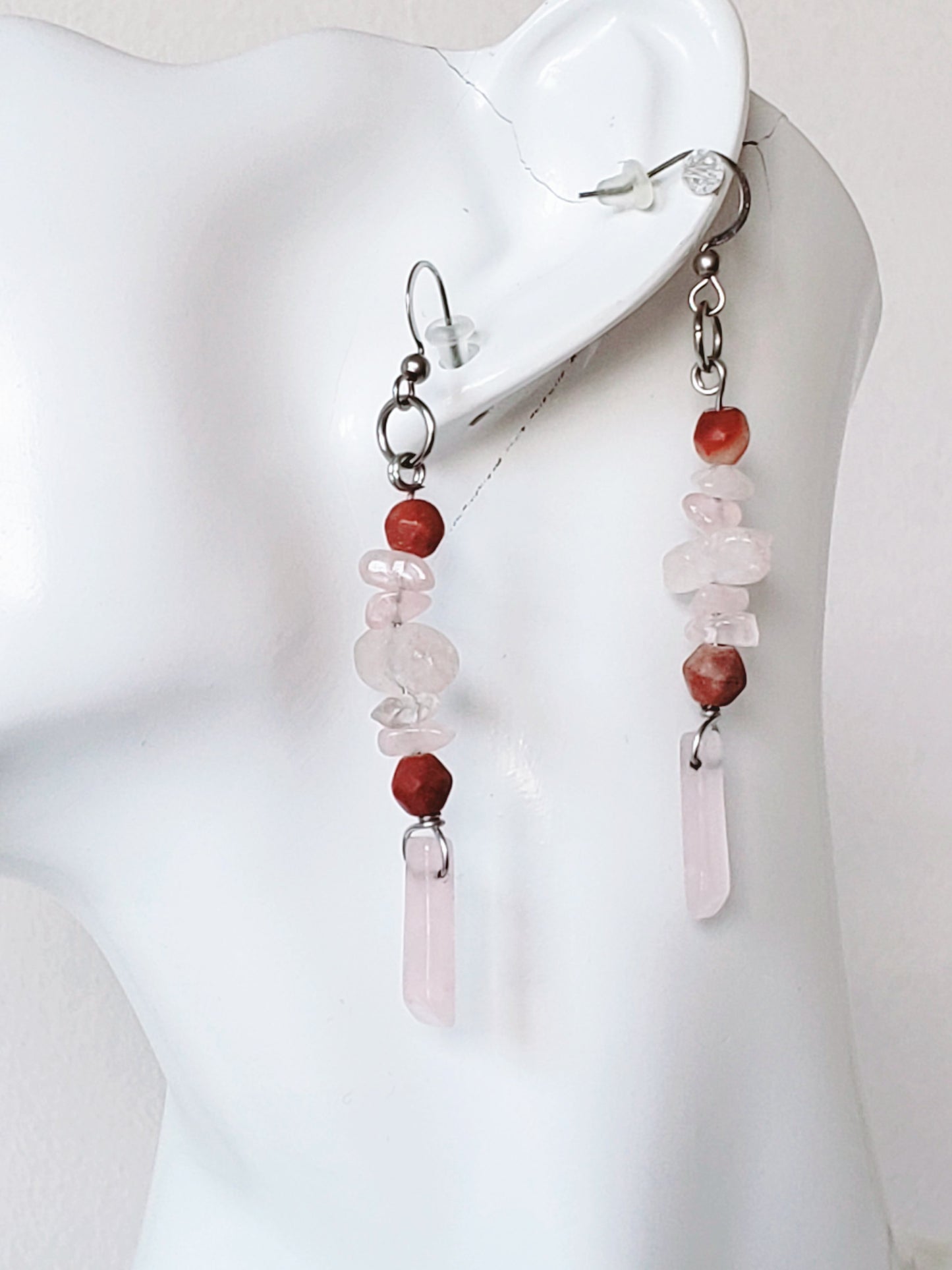 Este conjunto de Collar y Aretes está compuesto por piedras preciosas de cuarzo rosa que aportarán un aspecto suave y delicado - K.Beloved LLC