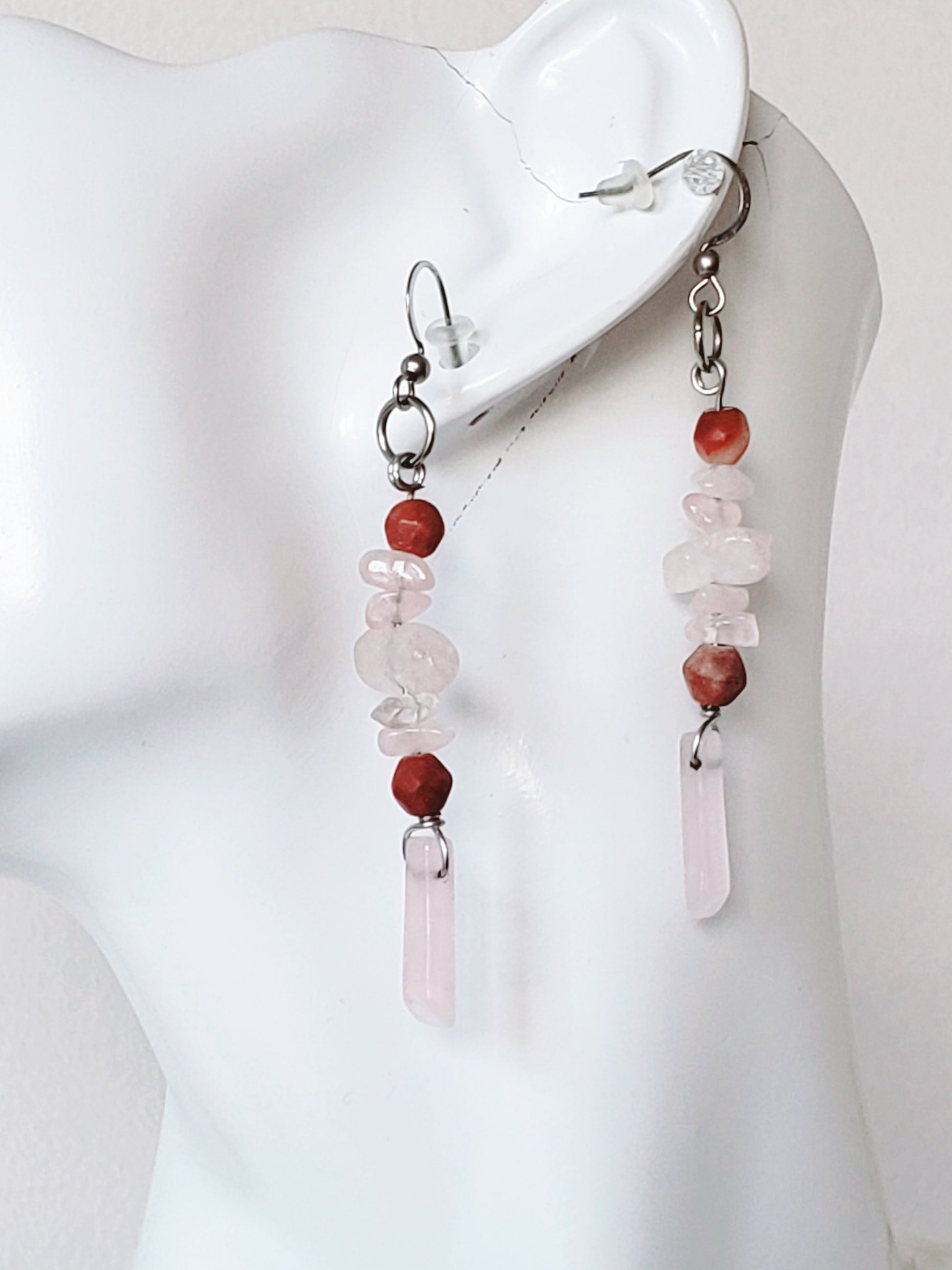 Este conjunto de Collar y Aretes está compuesto por piedras preciosas de cuarzo rosa que aportarán un aspecto suave y delicado - K.Beloved LLC