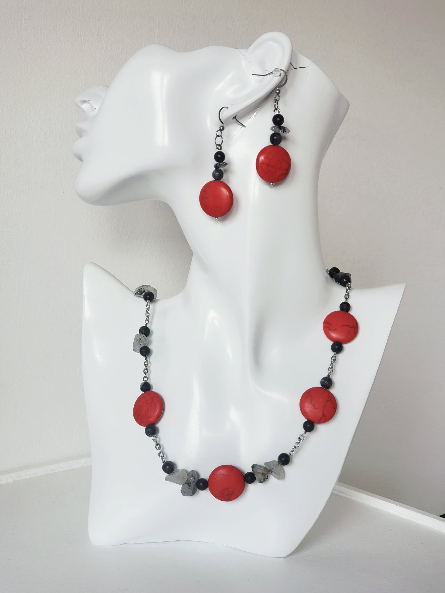 Precioso conjunto incluye collar y pendientes con impresionantes piedras de Howlita roja. - K.Beloved LLC