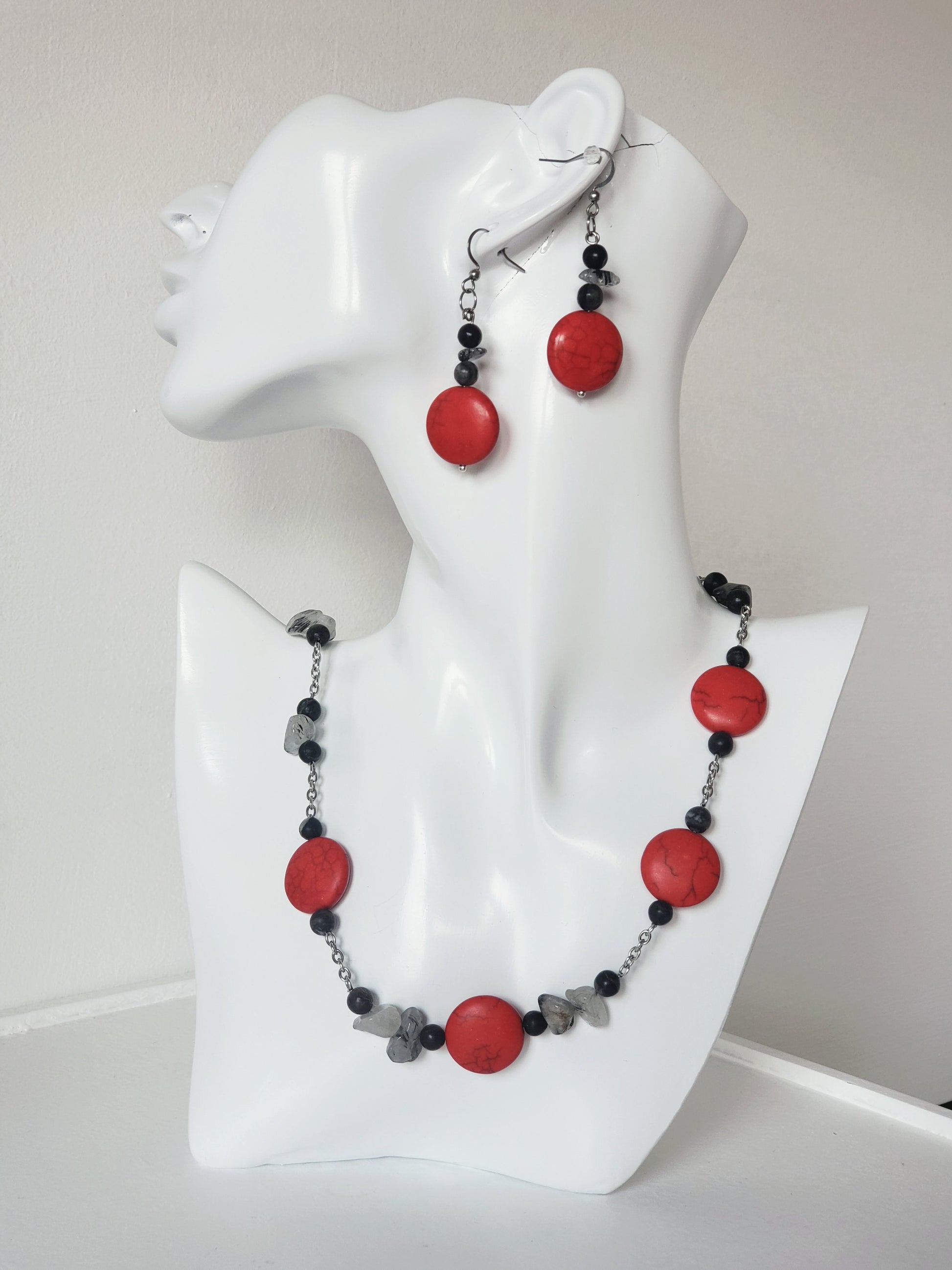Precioso conjunto incluye collar y pendientes con impresionantes piedras de Howlita roja. - K.Beloved LLC