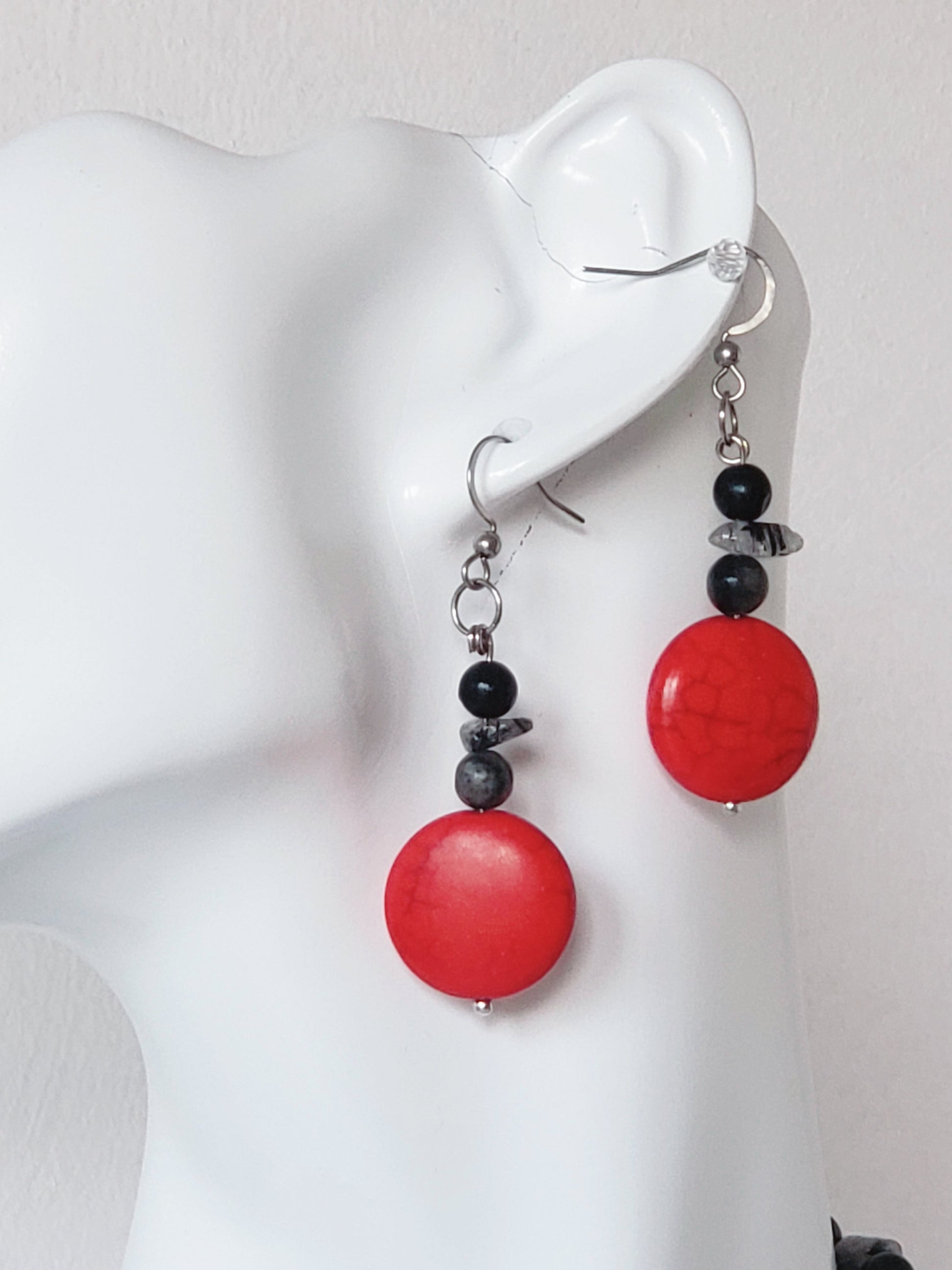 Precioso conjunto incluye collar y pendientes con impresionantes piedras de Howlita roja. - K.Beloved LLC