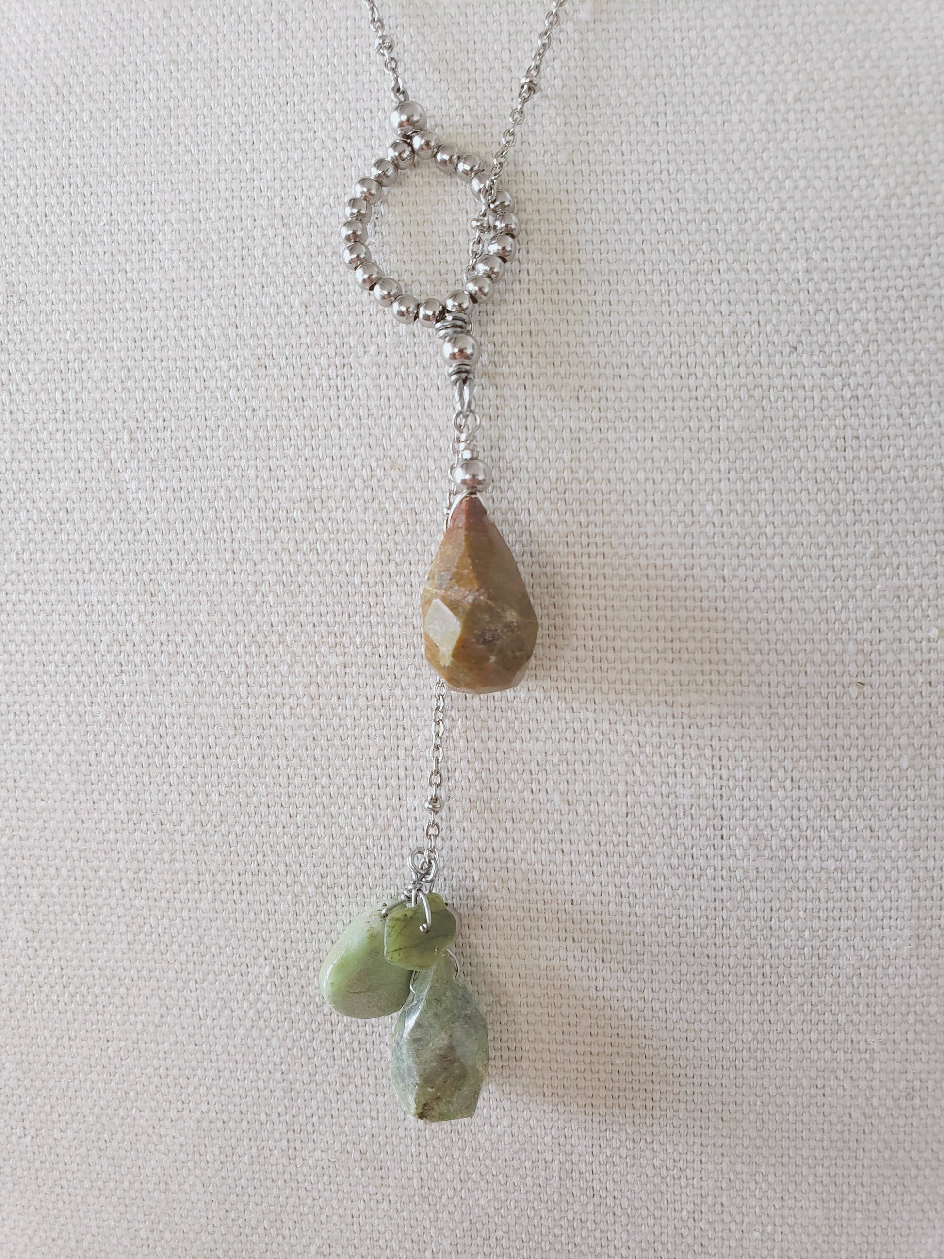 Hermoso y llamativo collar largo , se ajusta al largor que guste  en conjunto  con Aretes piedras en Ruby - K.Beloved LLC