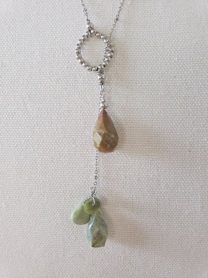 Hermoso y llamativo collar largo , se ajusta al largor que guste  en conjunto  con Aretes piedras en Ruby - K.Beloved LLC