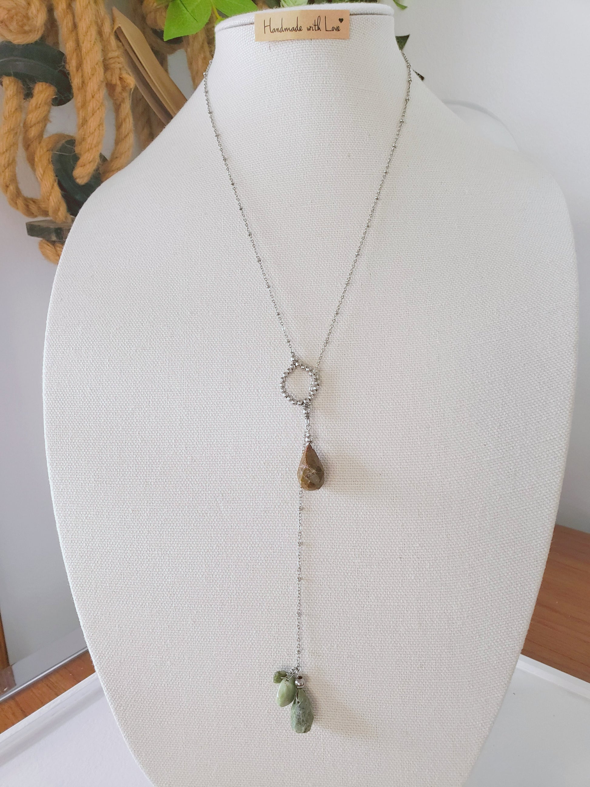 Hermoso y llamativo collar largo , se ajusta al largor que guste  en conjunto  con Aretes piedras en Ruby - K.Beloved LLC