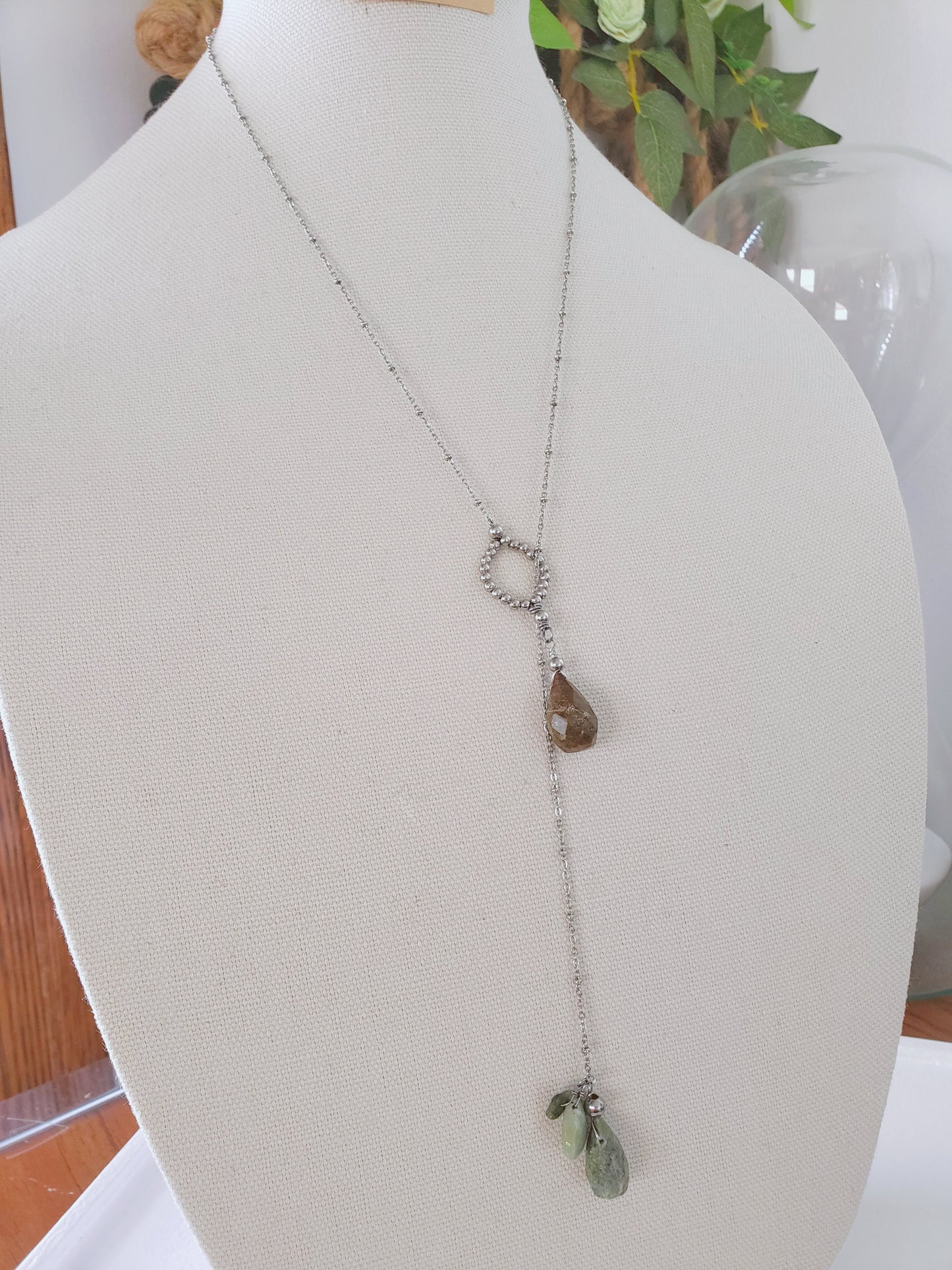 Hermoso y llamativo collar largo , se ajusta al largor que guste  en conjunto  con Aretes piedras en Ruby - K.Beloved LLC