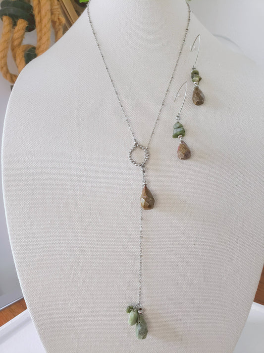Hermoso y llamativo collar largo , se ajusta al largor que guste  en conjunto  con Aretes piedras en Ruby - K.Beloved LLC