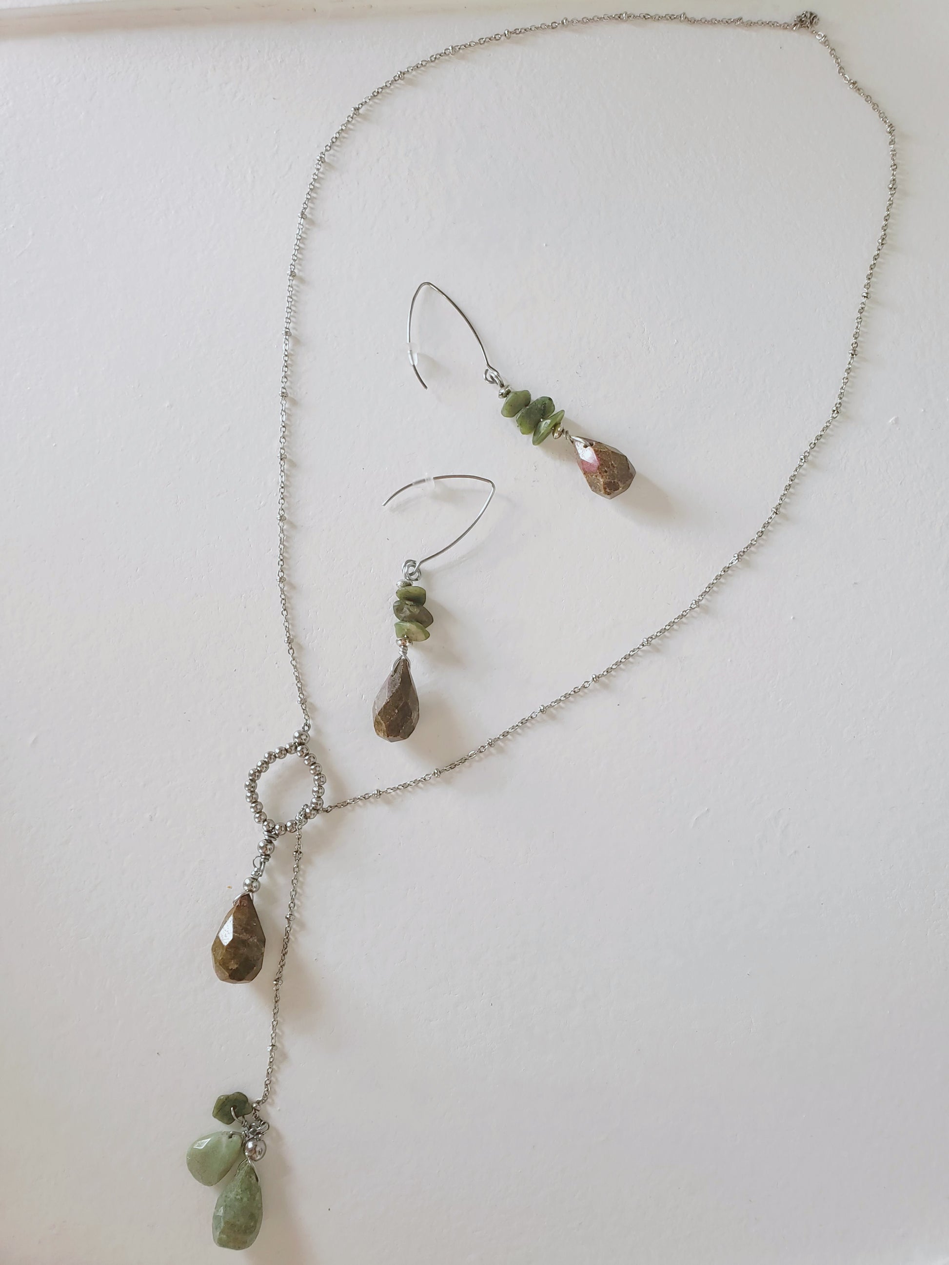Hermoso y llamativo collar largo , se ajusta al largor que guste  en conjunto  con Aretes piedras en Ruby - K.Beloved LLC