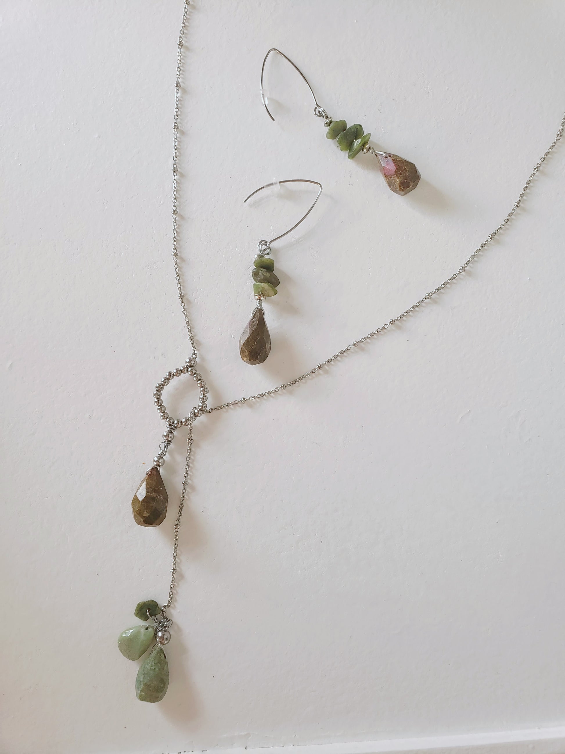 Hermoso y llamativo collar largo , se ajusta al largor que guste  en conjunto  con Aretes piedras en Ruby - K.Beloved LLC
