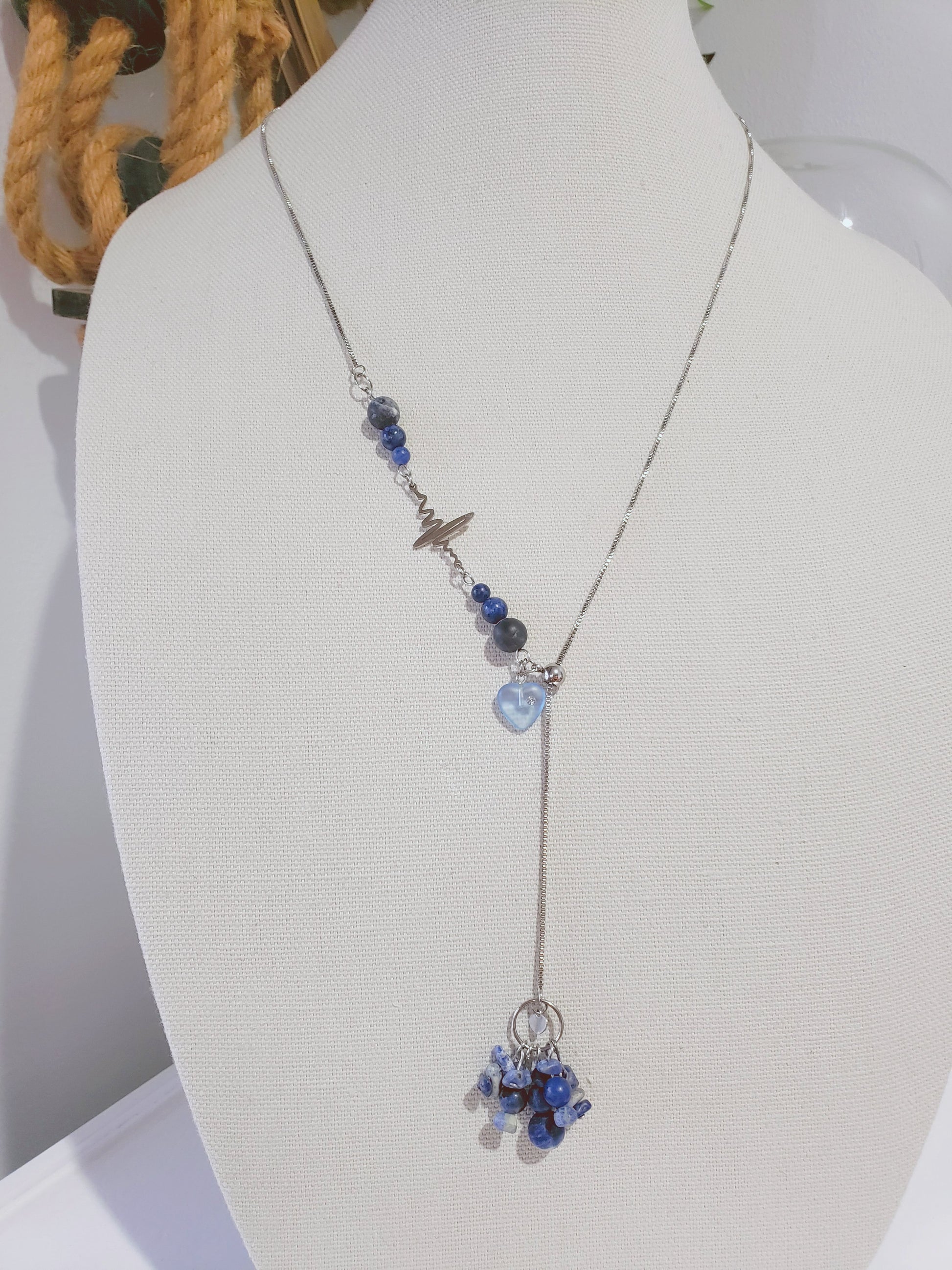 Increible Collar Largo con Piedra Sodalita Azul y un enlace de Latido de Corazón , collar adjustable al largor que prefiera , combinado con unos Hermosos Pendientes  en Piedra Sodalita Azul - K.Beloved LLC