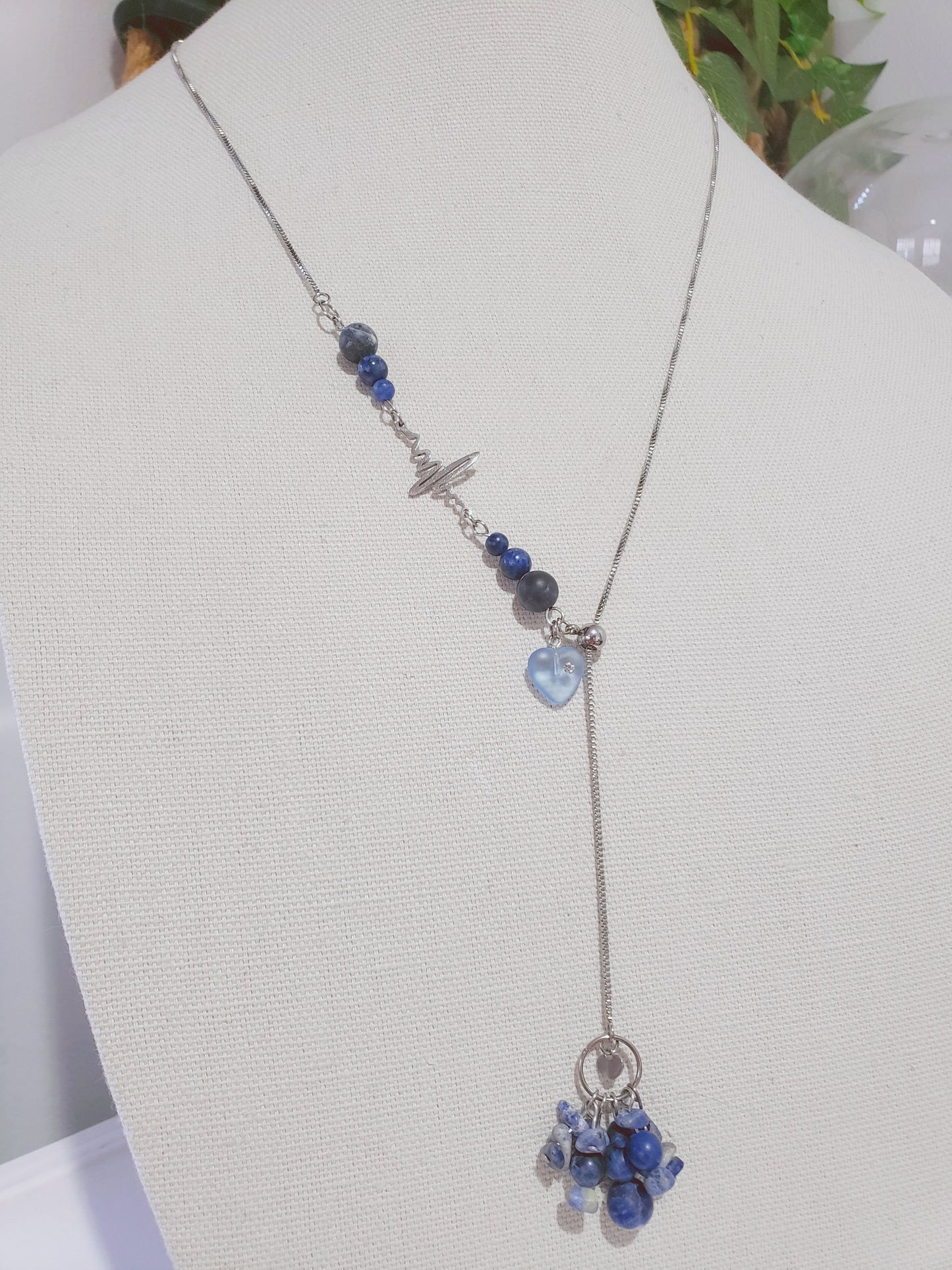 Increible Collar Largo con Piedra Sodalita Azul y un enlace de Latido de Corazón , collar adjustable al largor que prefiera , combinado con unos Hermosos Pendientes  en Piedra Sodalita Azul - K.Beloved LLC