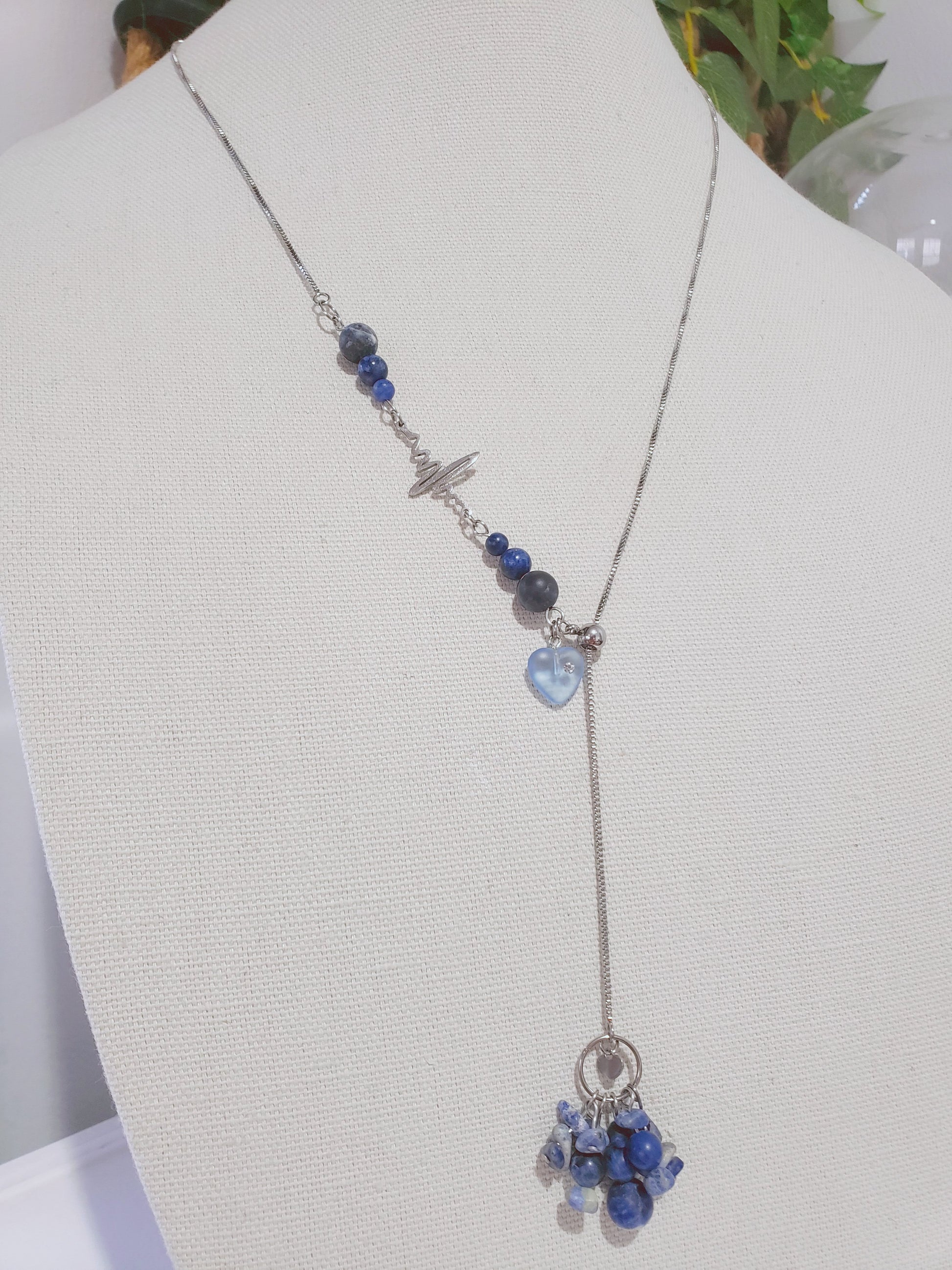 Increible Collar Largo con Piedra Sodalita Azul y un enlace de Latido de Corazón , collar adjustable al largor que prefiera , combinado con unos Hermosos Pendientes  en Piedra Sodalita Azul - K.Beloved LLC