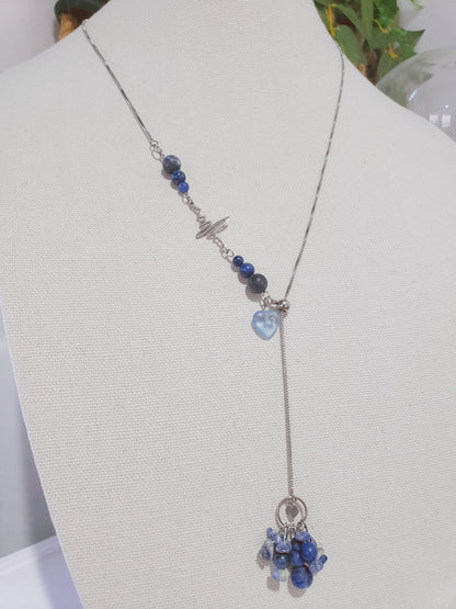 Increible Collar Largo con Piedra Sodalita Azul y un enlace de Latido de Corazón , collar adjustable al largor que prefiera , combinado con unos Hermosos Pendientes  en Piedra Sodalita Azul - K.Beloved LLC
