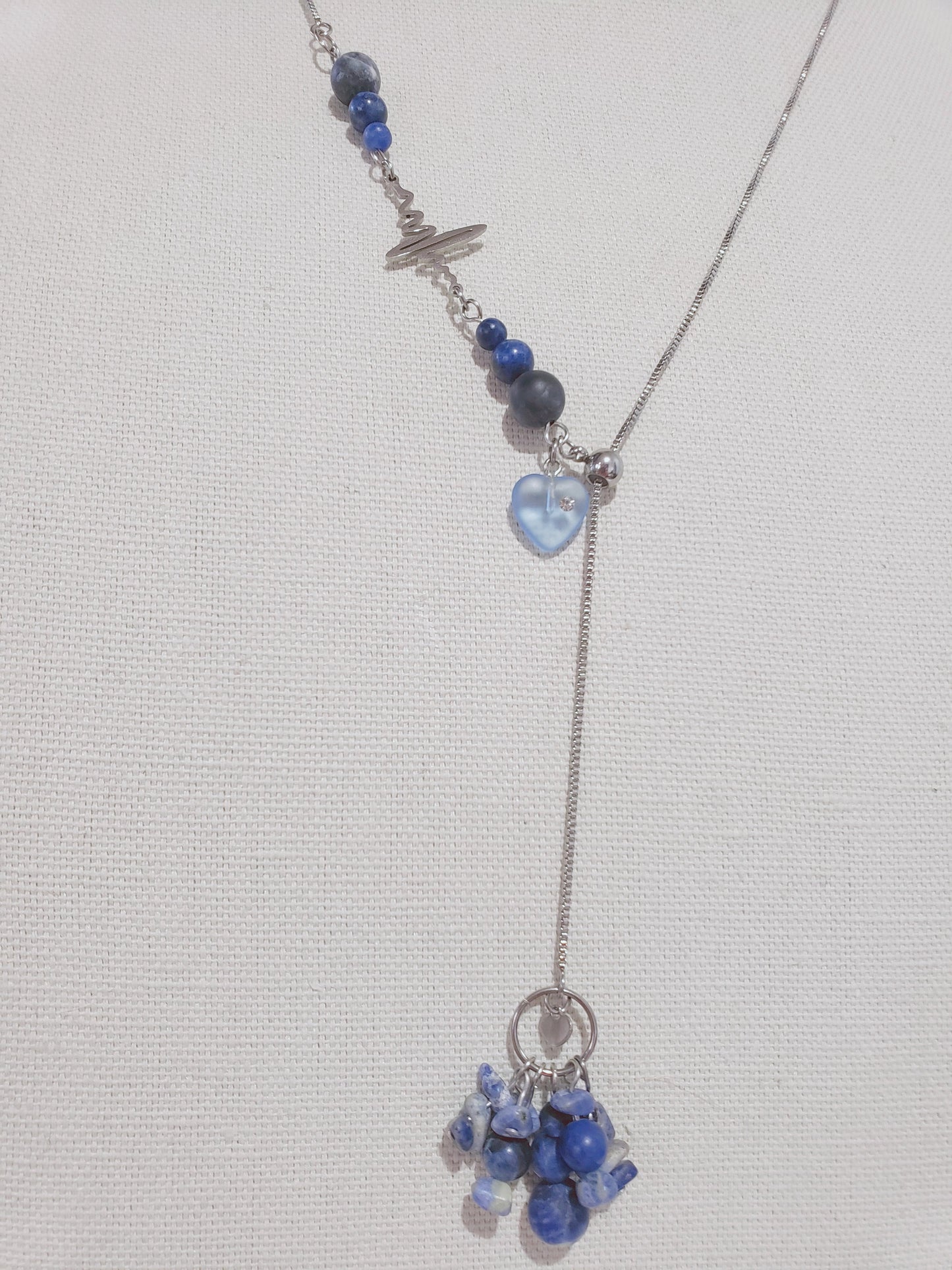 Increible Collar Largo con Piedra Sodalita Azul y un enlace de Latido de Corazón , collar adjustable al largor que prefiera , combinado con unos Hermosos Pendientes  en Piedra Sodalita Azul - K.Beloved LLC