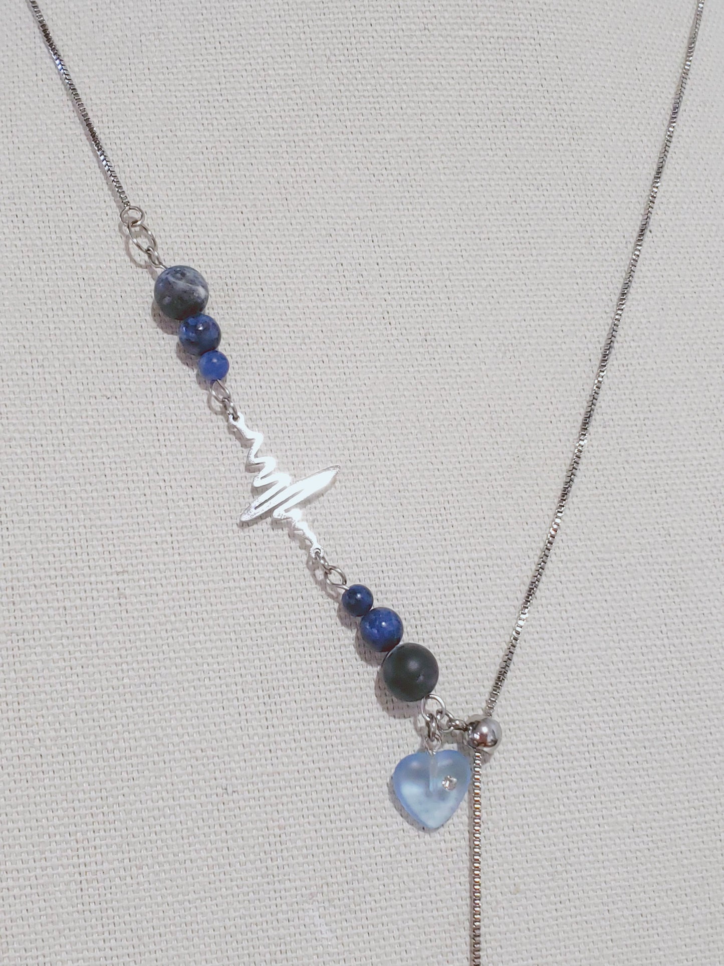Increible Collar Largo con Piedra Sodalita Azul y un enlace de Latido de Corazón , collar adjustable al largor que prefiera , combinado con unos Hermosos Pendientes  en Piedra Sodalita Azul - K.Beloved LLC