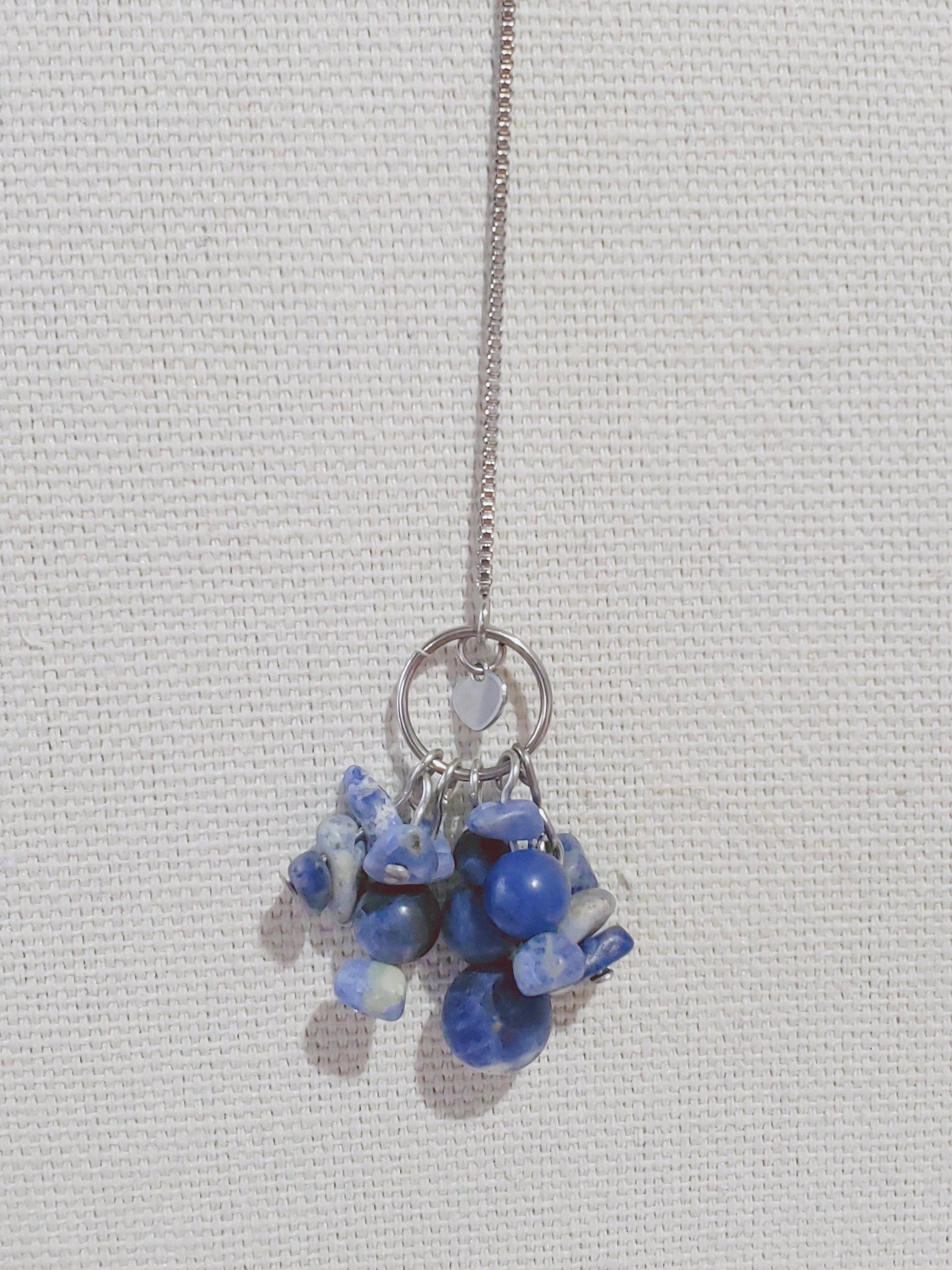 Increible Collar Largo con Piedra Sodalita Azul y un enlace de Latido de Corazón , collar adjustable al largor que prefiera , combinado con unos Hermosos Pendientes  en Piedra Sodalita Azul - K.Beloved LLC