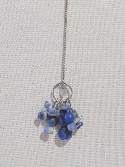 Increible Collar Largo con Piedra Sodalita Azul y un enlace de Latido de Corazón , collar adjustable al largor que prefiera , combinado con unos Hermosos Pendientes  en Piedra Sodalita Azul - K.Beloved LLC
