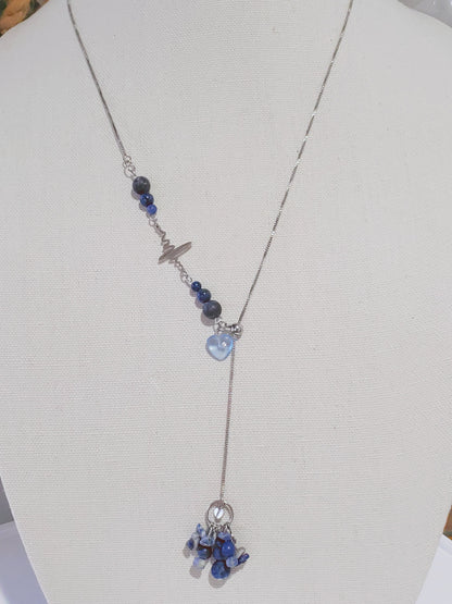 Increible Collar Largo con Piedra Sodalita Azul y un enlace de Latido de Corazón , collar adjustable al largor que prefiera , combinado con unos Hermosos Pendientes  en Piedra Sodalita Azul - K.Beloved LLC