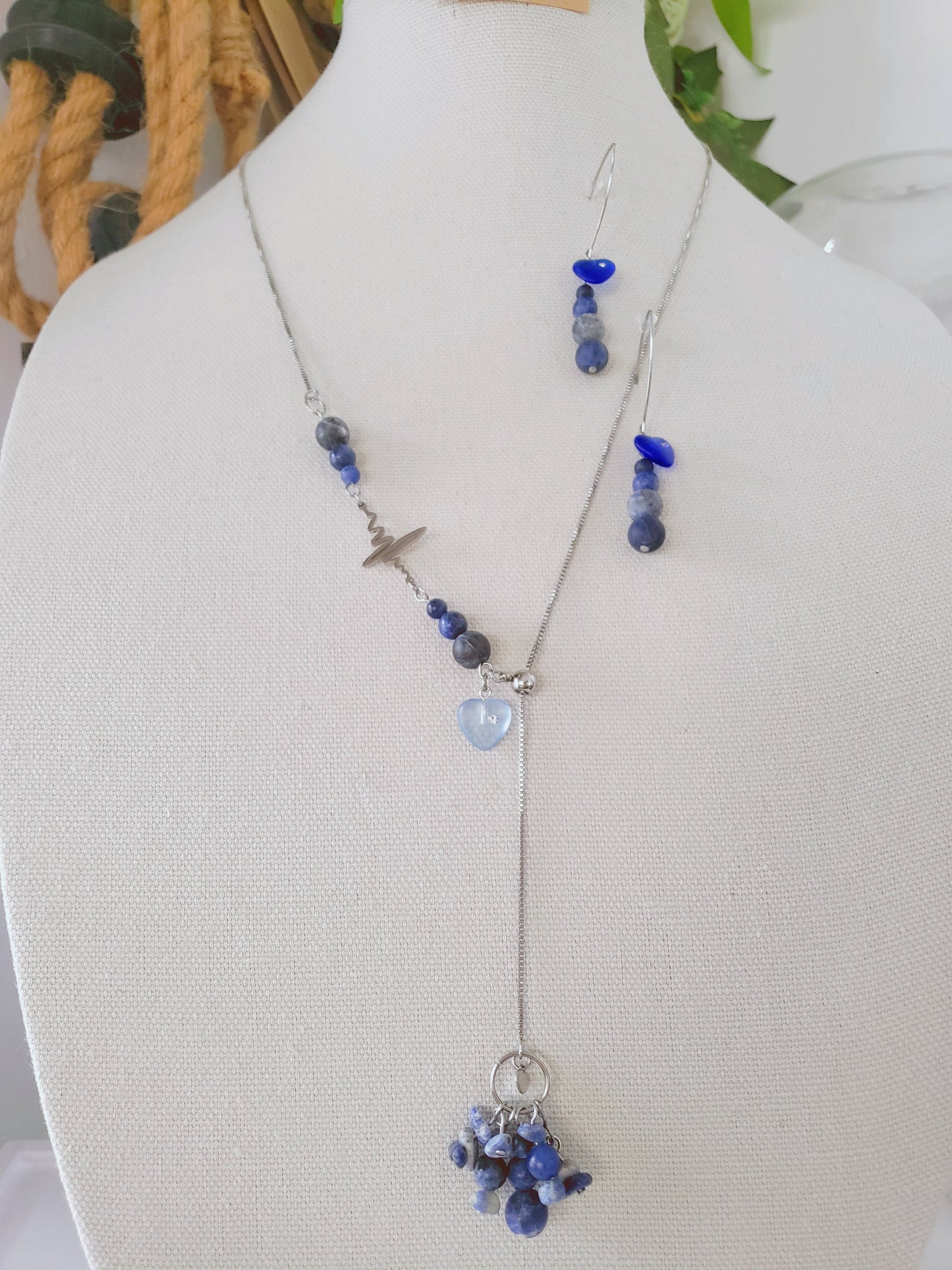 Increible Collar Largo con Piedra Sodalita Azul y un enlace de Latido de Corazón , collar adjustable al largor que prefiera , combinado con unos Hermosos Pendientes  en Piedra Sodalita Azul - K.Beloved LLC