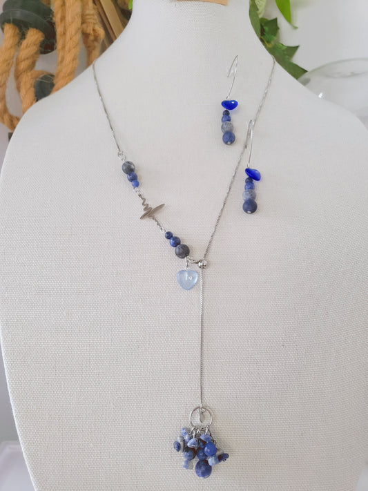 Increible Collar Largo con Piedra Sodalita Azul y un enlace de Latido de Corazón , collar adjustable al largor que prefiera , combinado con unos Hermosos Pendientes  en Piedra Sodalita Azul - K.Beloved LLC
