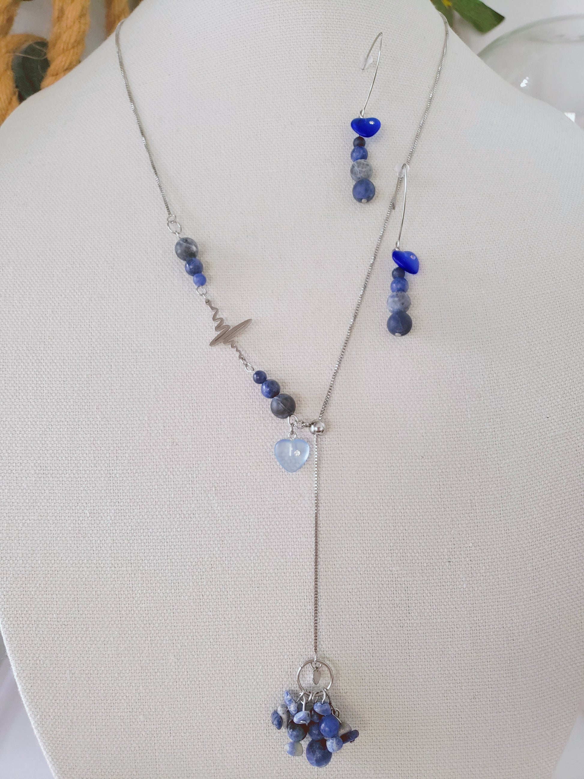 Increible Collar Largo con Piedra Sodalita Azul y un enlace de Latido de Corazón , collar adjustable al largor que prefiera , combinado con unos Hermosos Pendientes  en Piedra Sodalita Azul - K.Beloved LLC