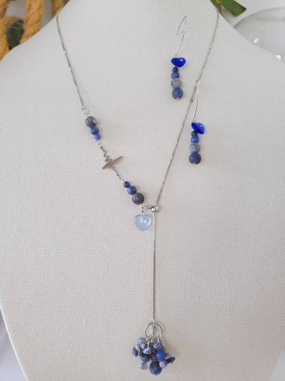 Increible Collar Largo con Piedra Sodalita Azul y un enlace de Latido de Corazón , collar adjustable al largor que prefiera , combinado con unos Hermosos Pendientes  en Piedra Sodalita Azul - K.Beloved LLC