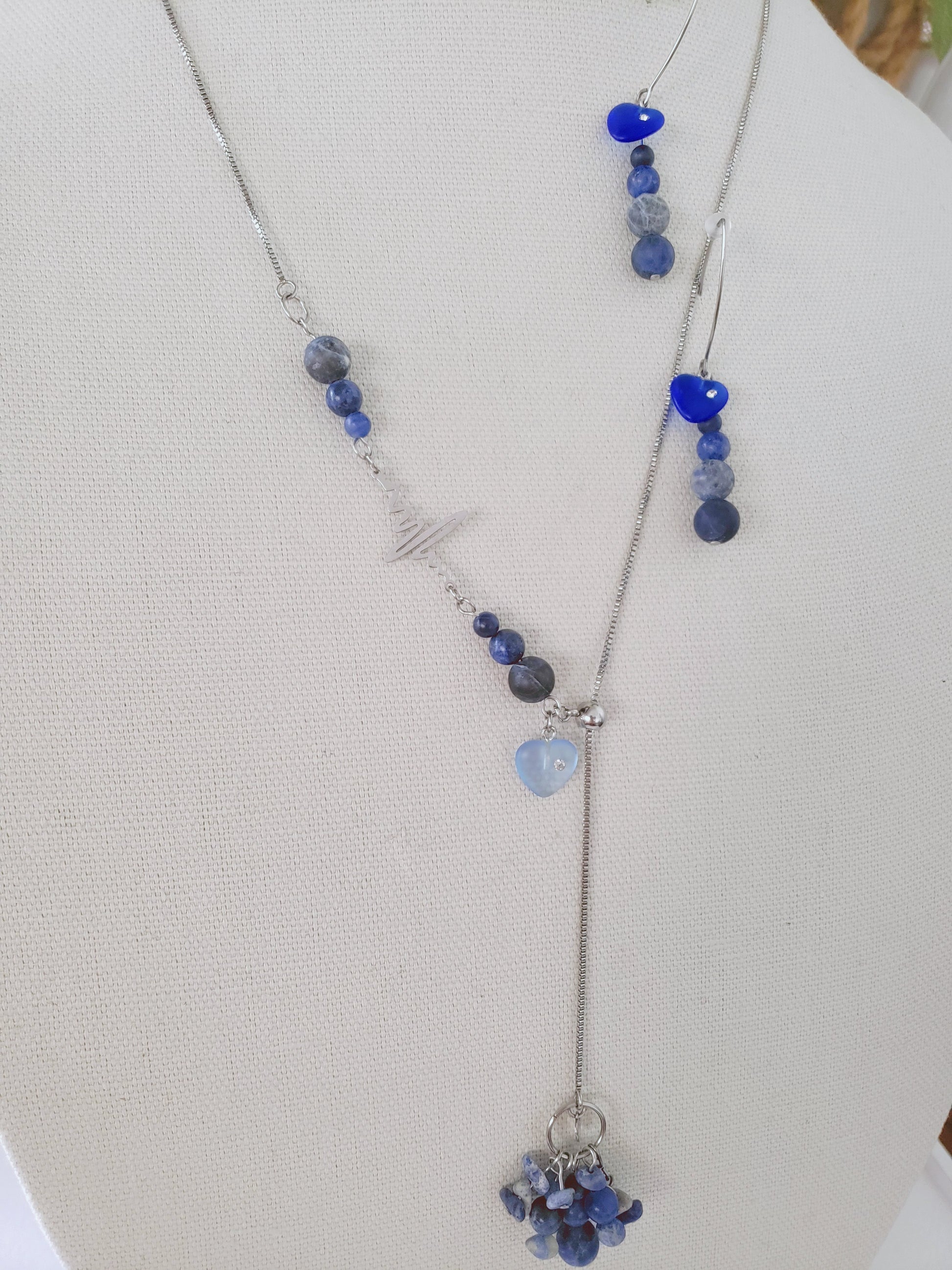 Increible Collar Largo con Piedra Sodalita Azul y un enlace de Latido de Corazón , collar adjustable al largor que prefiera , combinado con unos Hermosos Pendientes  en Piedra Sodalita Azul - K.Beloved LLC
