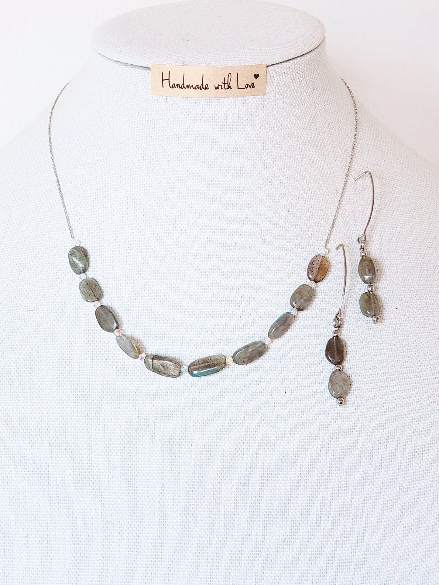 Este elegante juego de collar y aretes de labradorita está elaborado con cuidado y presenta un brillo único que llamará la atención sobre cualquier atuendo. - K.Beloved LLC