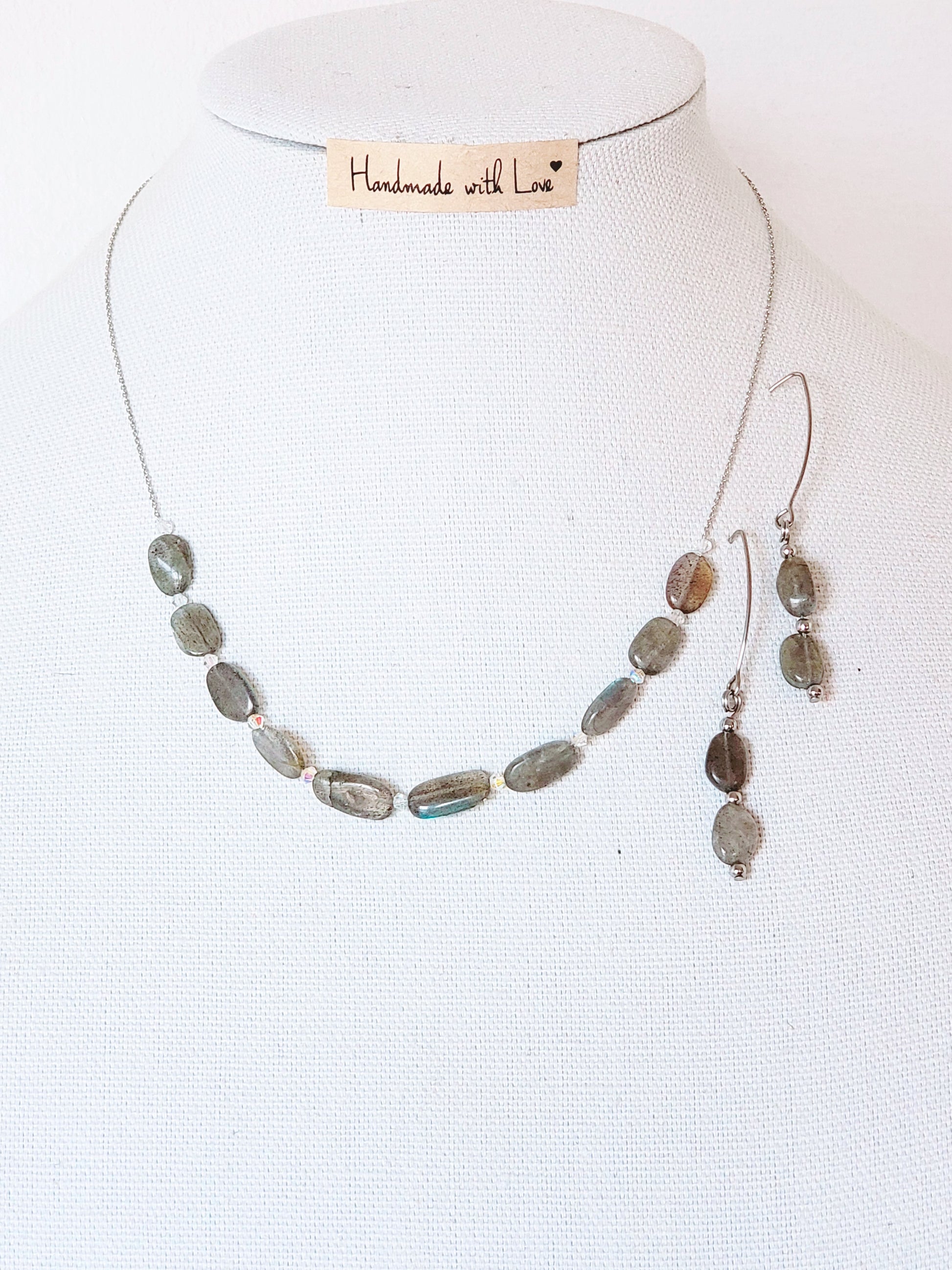 Este elegante juego de collar y aretes de labradorita está elaborado con cuidado y presenta un brillo único que llamará la atención sobre cualquier atuendo. - K.Beloved LLC