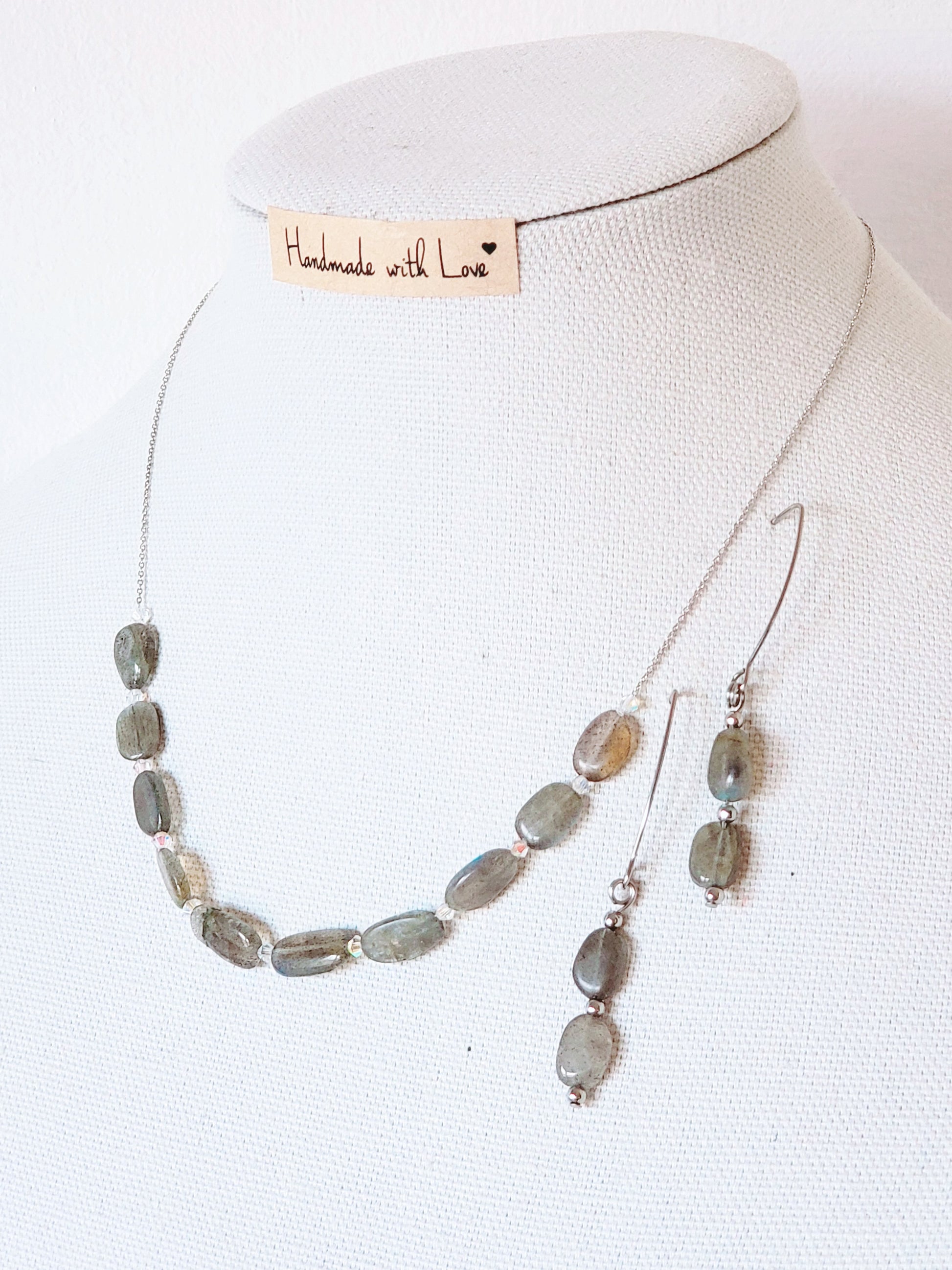 Este elegante juego de collar y aretes de labradorita está elaborado con cuidado y presenta un brillo único que llamará la atención sobre cualquier atuendo. - K.Beloved LLC