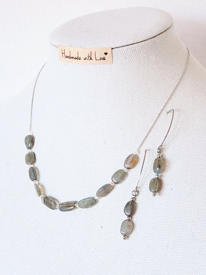 Este elegante juego de collar y aretes de labradorita está elaborado con cuidado y presenta un brillo único que llamará la atención sobre cualquier atuendo. - K.Beloved LLC