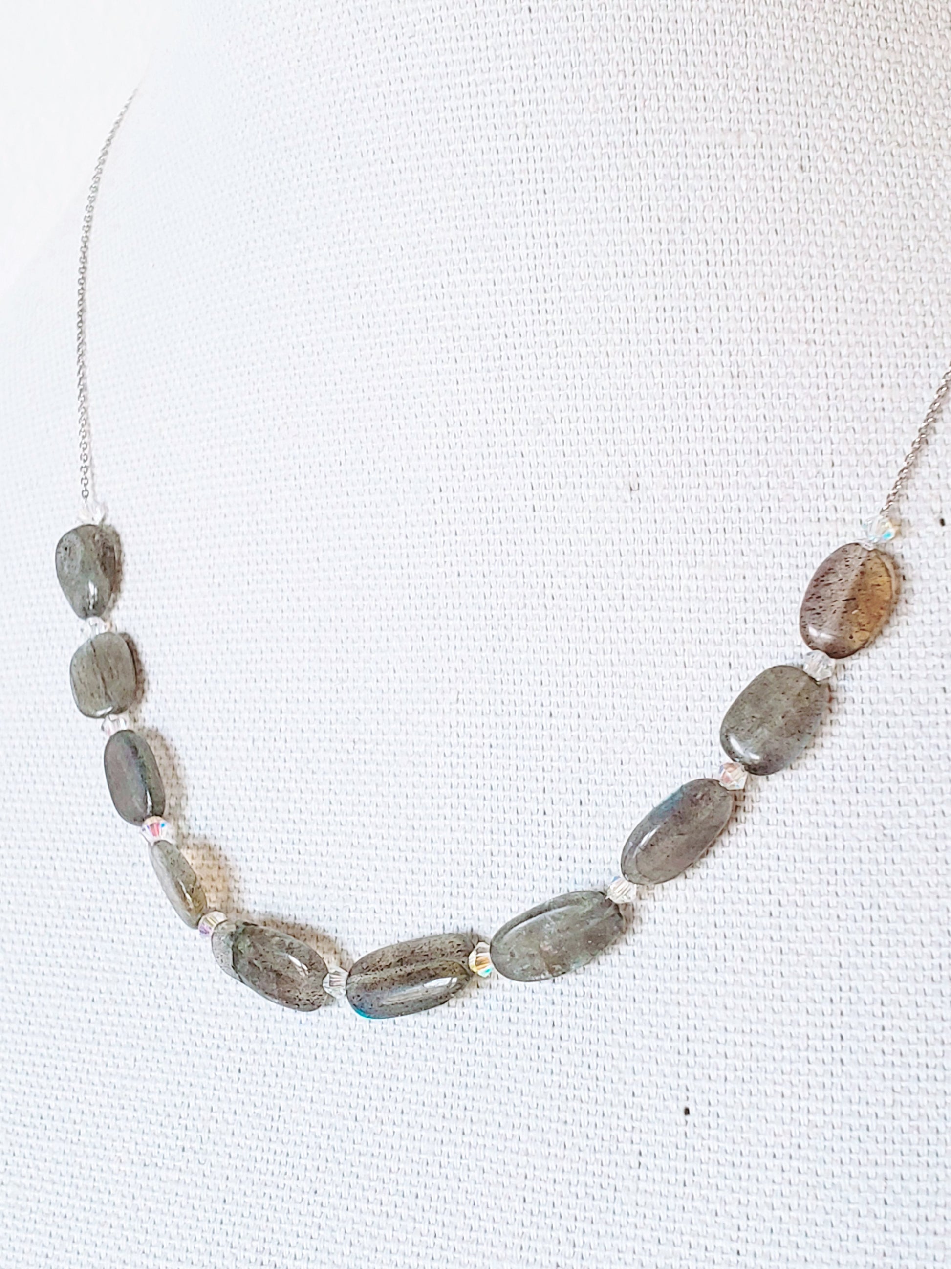 Este elegante juego de collar y aretes de labradorita está elaborado con cuidado y presenta un brillo único que llamará la atención sobre cualquier atuendo. - K.Beloved LLC