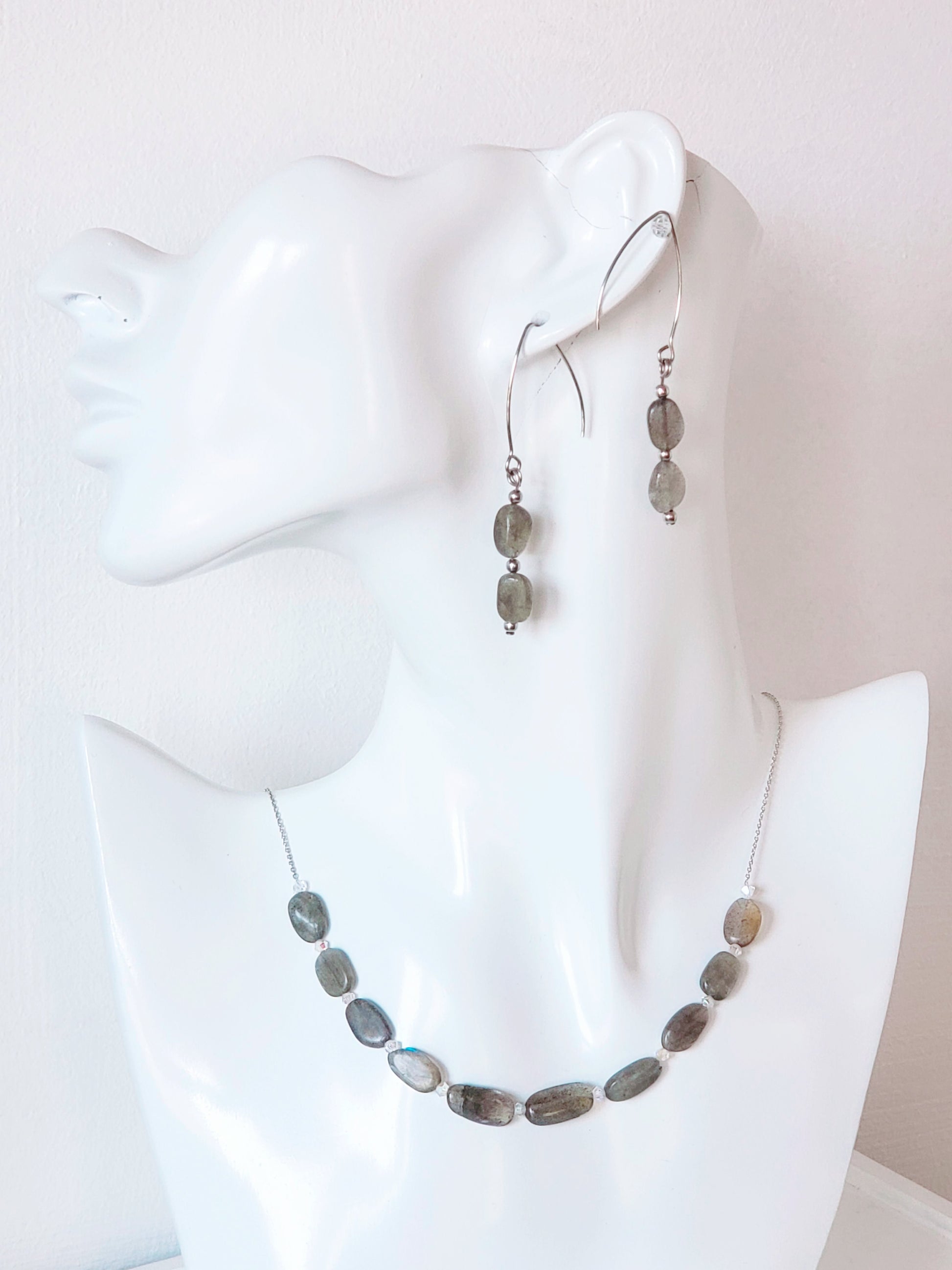 Este elegante juego de collar y aretes de labradorita está elaborado con cuidado y presenta un brillo único que llamará la atención sobre cualquier atuendo. - K.Beloved LLC