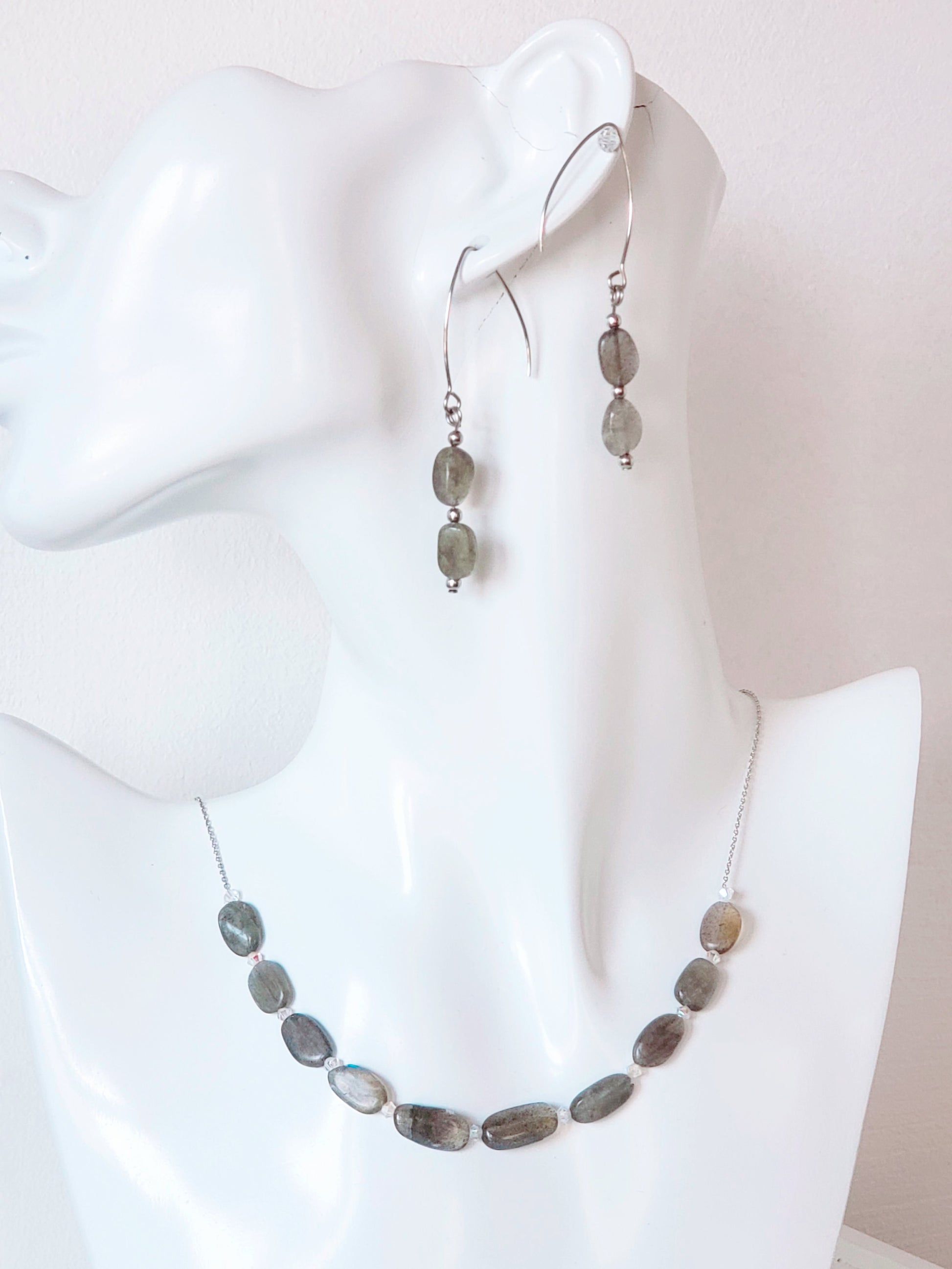 Este elegante juego de collar y aretes de labradorita está elaborado con cuidado y presenta un brillo único que llamará la atención sobre cualquier atuendo. - K.Beloved LLC