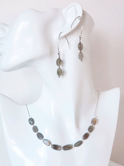 Este elegante juego de collar y aretes de labradorita está elaborado con cuidado y presenta un brillo único que llamará la atención sobre cualquier atuendo. - K.Beloved LLC