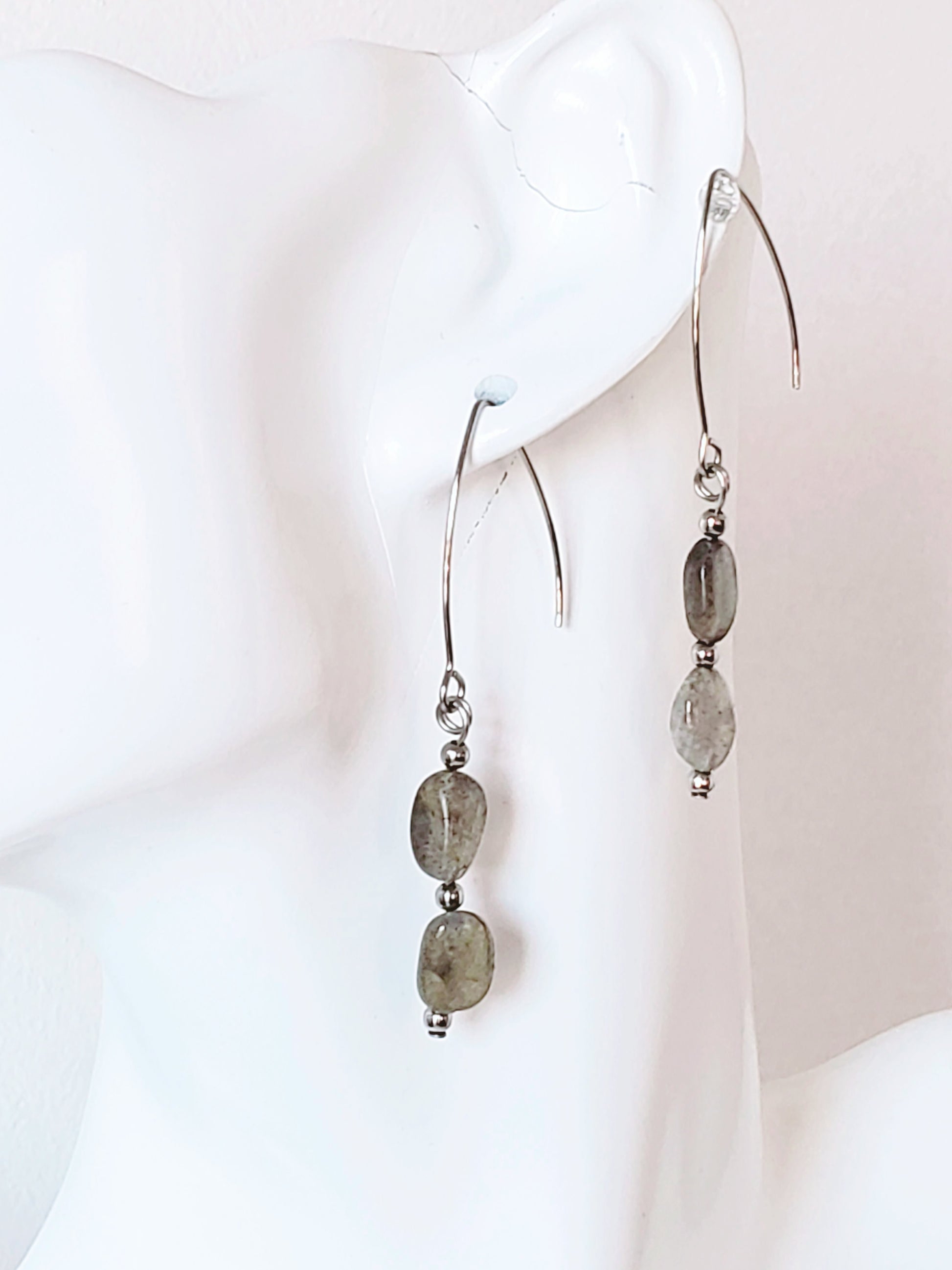 Este elegante juego de collar y aretes de labradorita está elaborado con cuidado y presenta un brillo único que llamará la atención sobre cualquier atuendo. - K.Beloved LLC