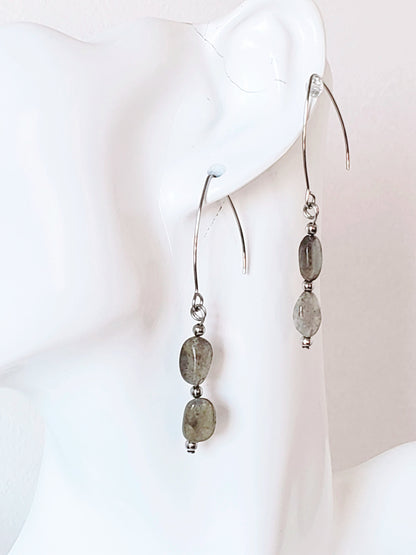Este elegante juego de collar y aretes de labradorita está elaborado con cuidado y presenta un brillo único que llamará la atención sobre cualquier atuendo. - K.Beloved LLC