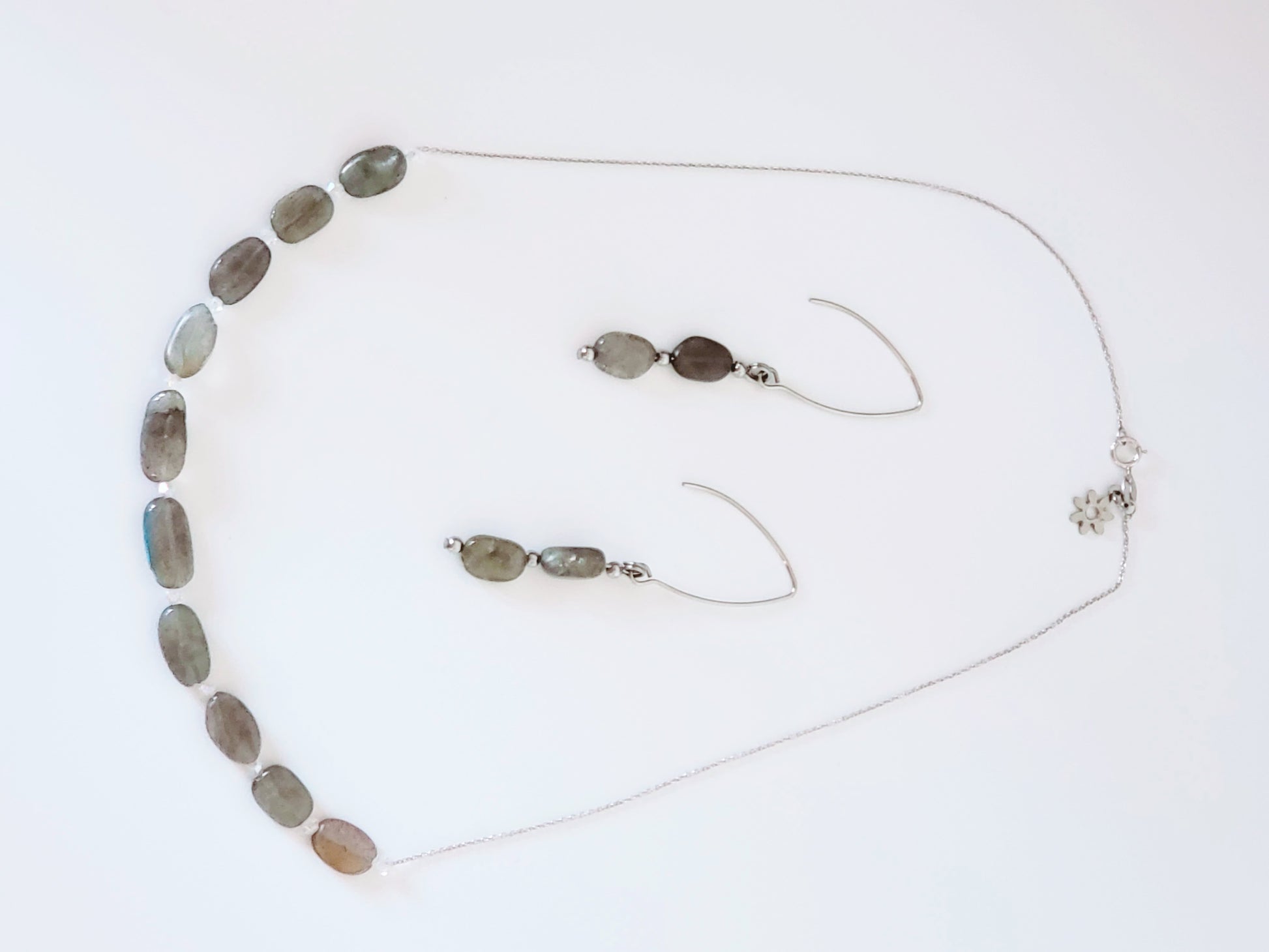 Este elegante juego de collar y aretes de labradorita está elaborado con cuidado y presenta un brillo único que llamará la atención sobre cualquier atuendo. - K.Beloved LLC