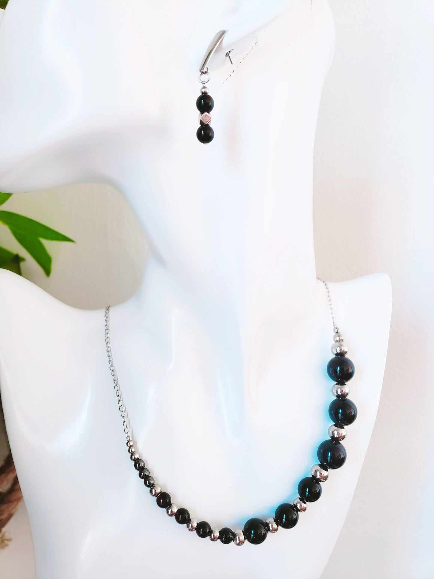 Diseño Unico en Collar y Aretes en Acero inoxidable con hermosas Piedras Ágata Negra