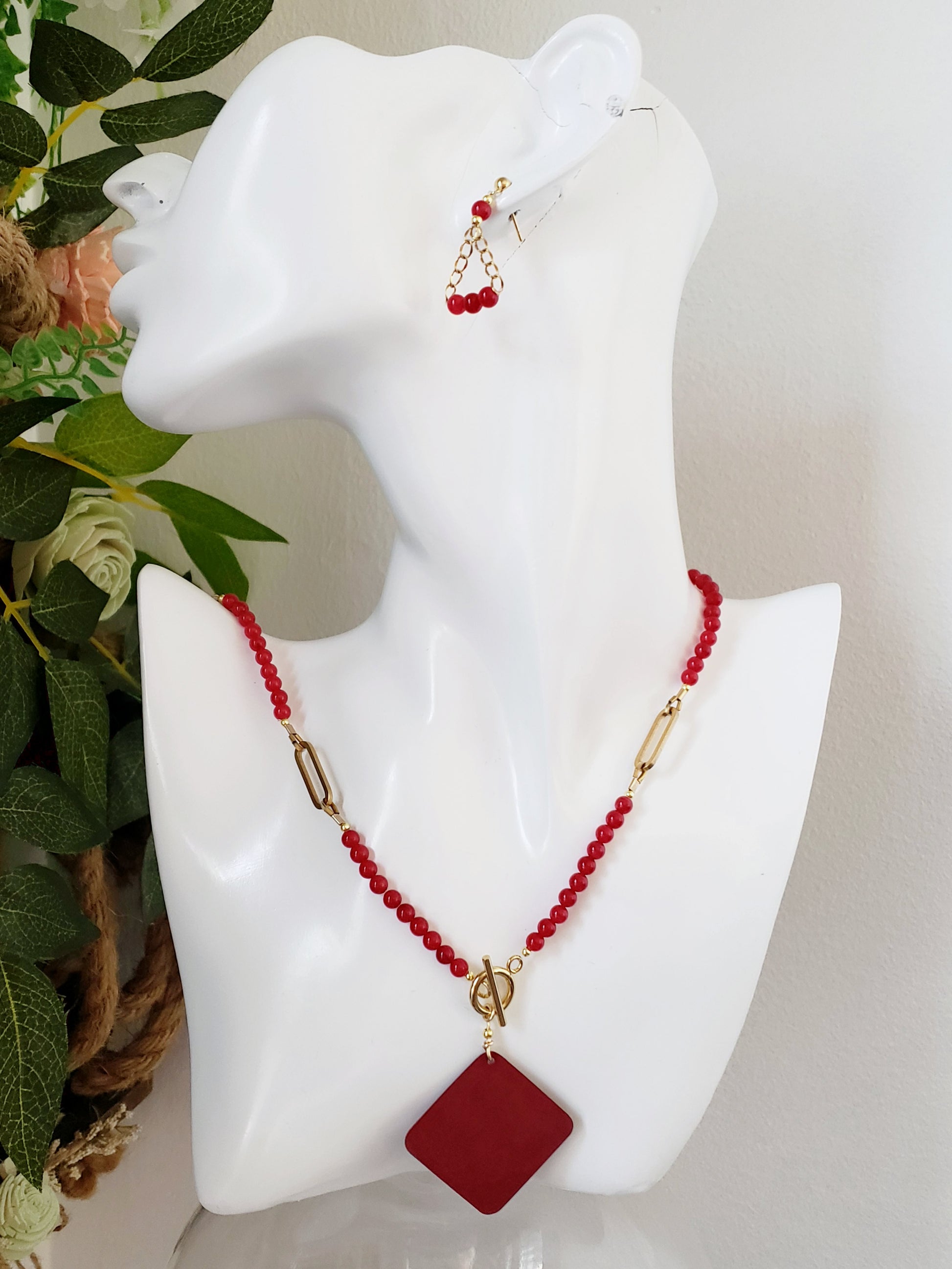 Moderno Collar y Aretes en Acero Quirúrgico Color oro con Delicadas Piedras en Cuarzo Rojo - K.Beloved LLC