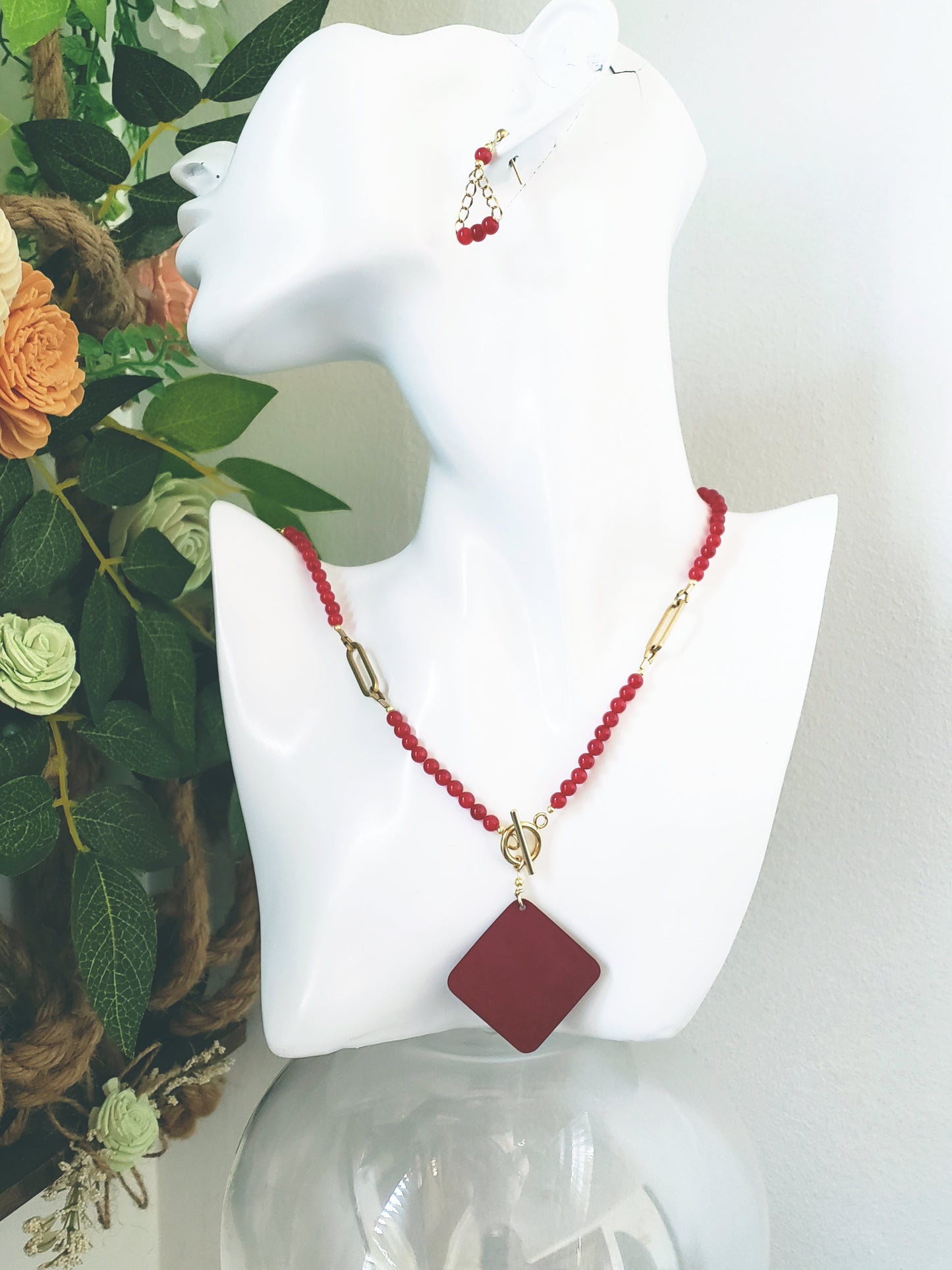 Moderno Collar y Aretes en Acero Quirúrgico Color oro con Delicadas Piedras en Cuarzo Rojo